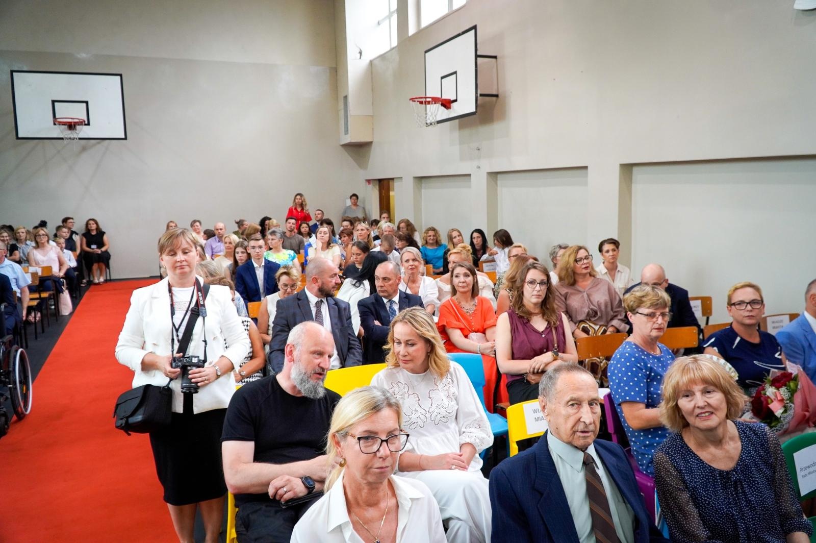 Zdjęcie w galerii na portalu naszraciborz.pl: Dobra szkoła się nie starzeje, tylko dojrzewa. 80-lecie SP 1 na Ostrogu i miejskie zakończenie roku szkolnego wiadomości z regionu