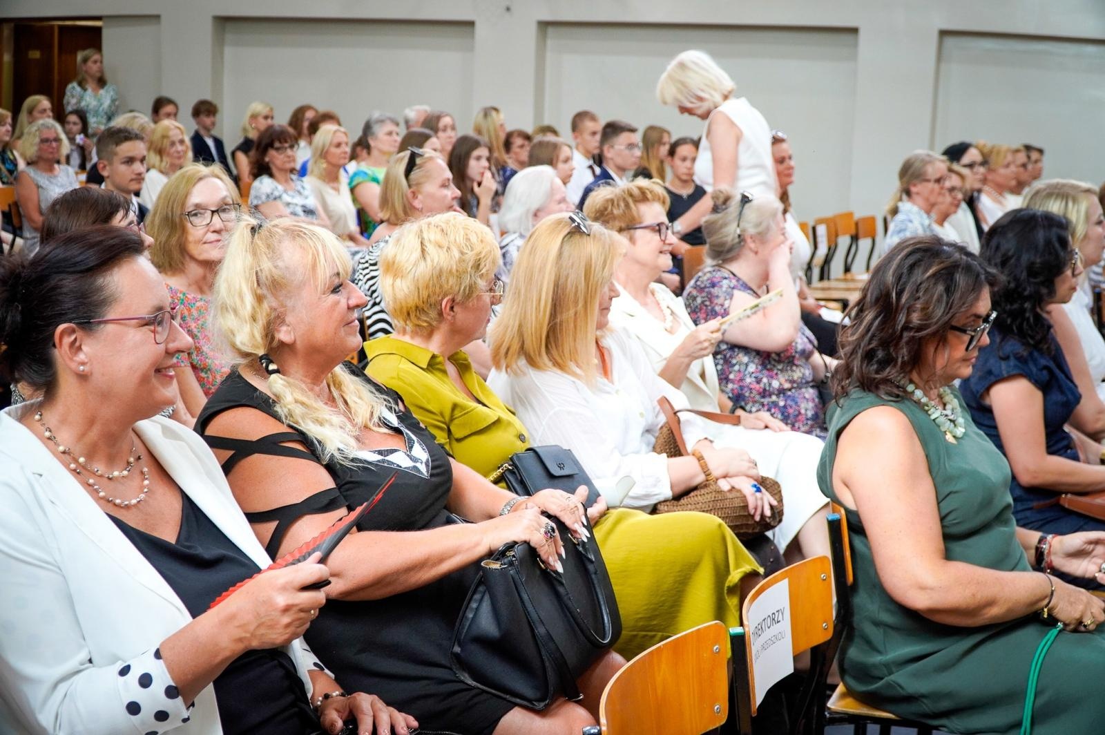 Zdjęcie w galerii na portalu naszraciborz.pl: Dobra szkoła się nie starzeje, tylko dojrzewa. 80-lecie SP 1 na Ostrogu i miejskie zakończenie roku szkolnego wiadomości z regionu