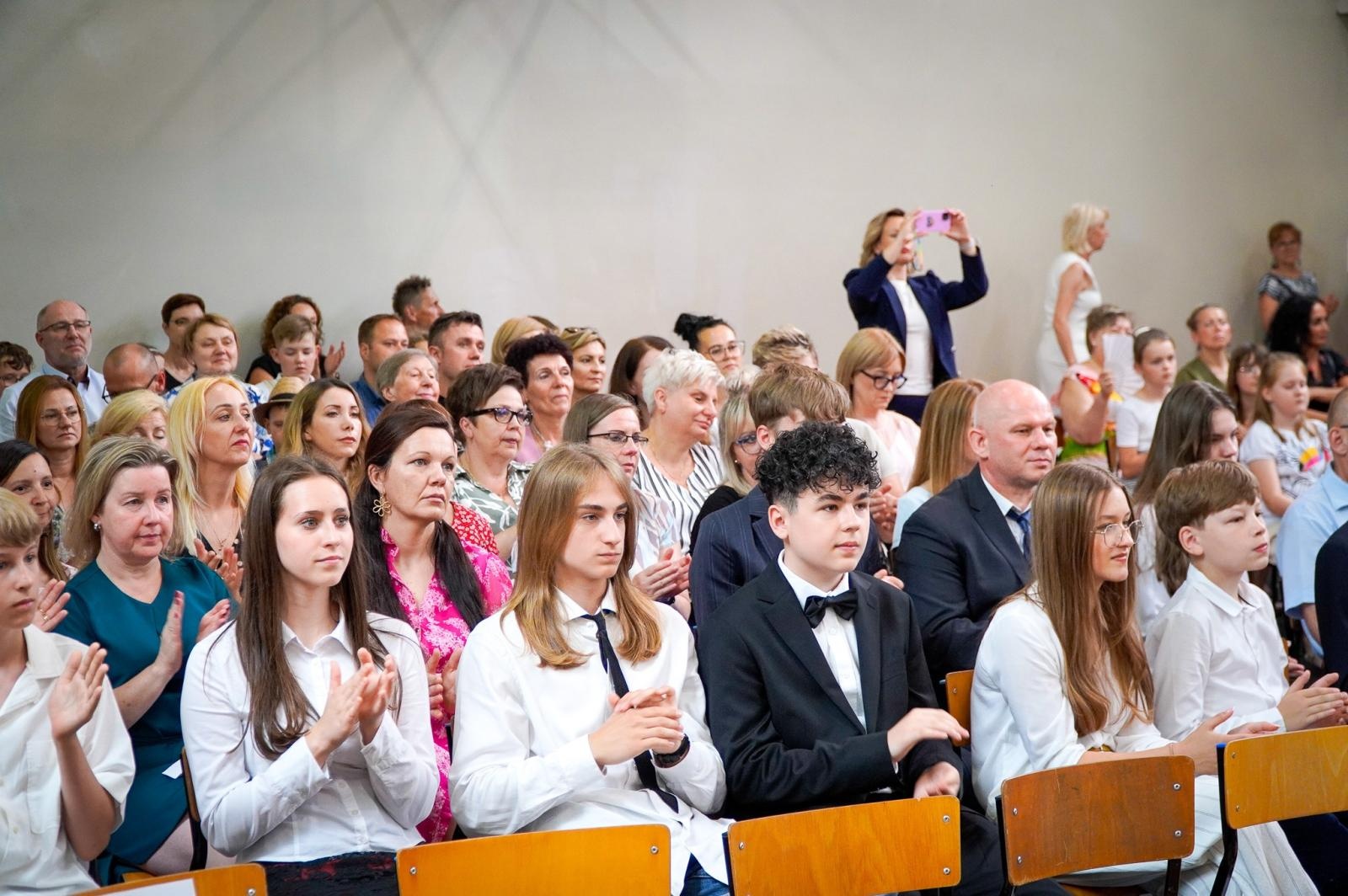 Zdjęcie w galerii na portalu naszraciborz.pl: Dobra szkoła się nie starzeje, tylko dojrzewa. 80-lecie SP 1 na Ostrogu i miejskie zakończenie roku szkolnego wiadomości z regionu