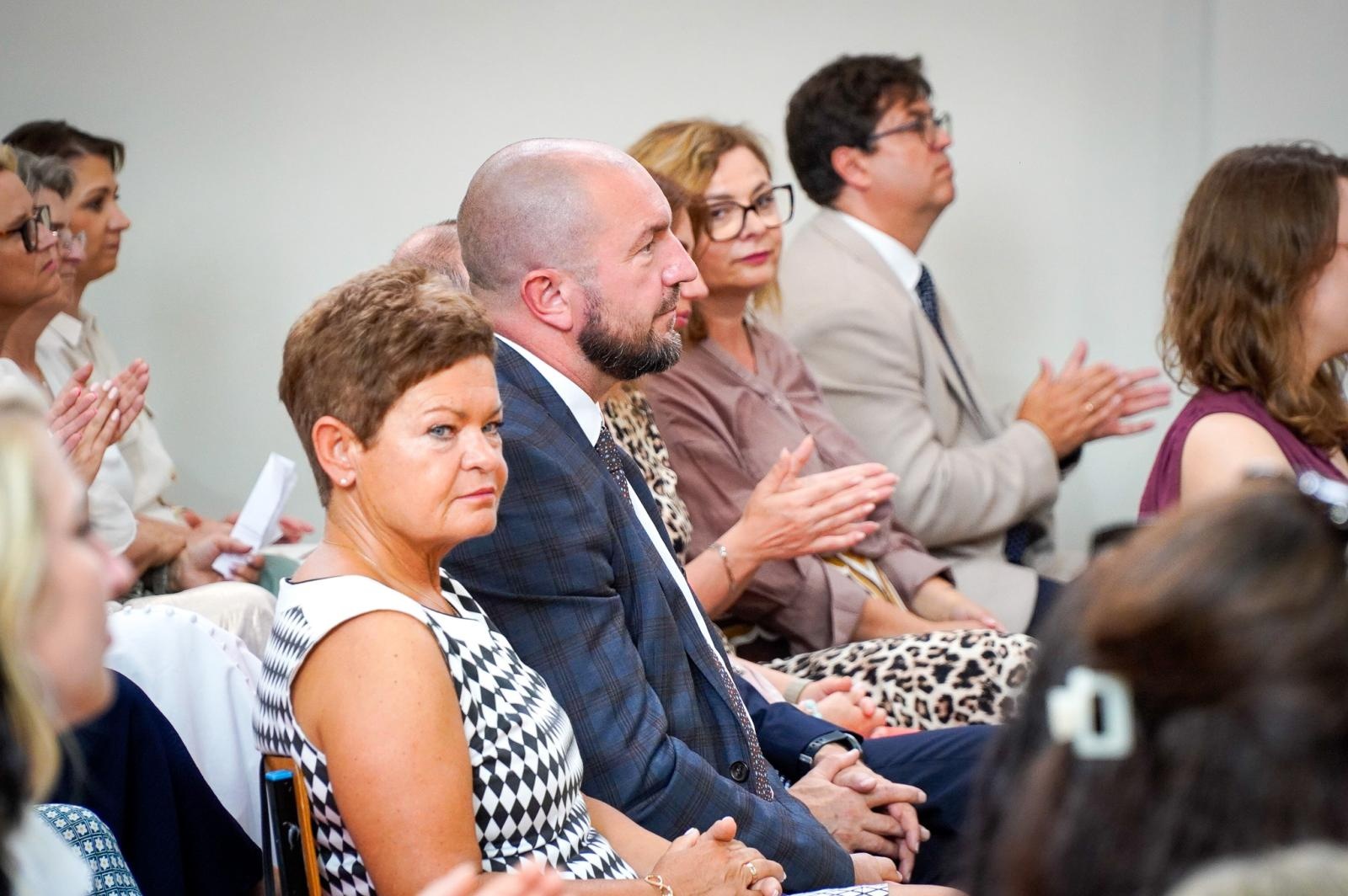 Zdjęcie w galerii na portalu naszraciborz.pl: Dobra szkoła się nie starzeje, tylko dojrzewa. 80-lecie SP 1 na Ostrogu i miejskie zakończenie roku szkolnego wiadomości z regionu