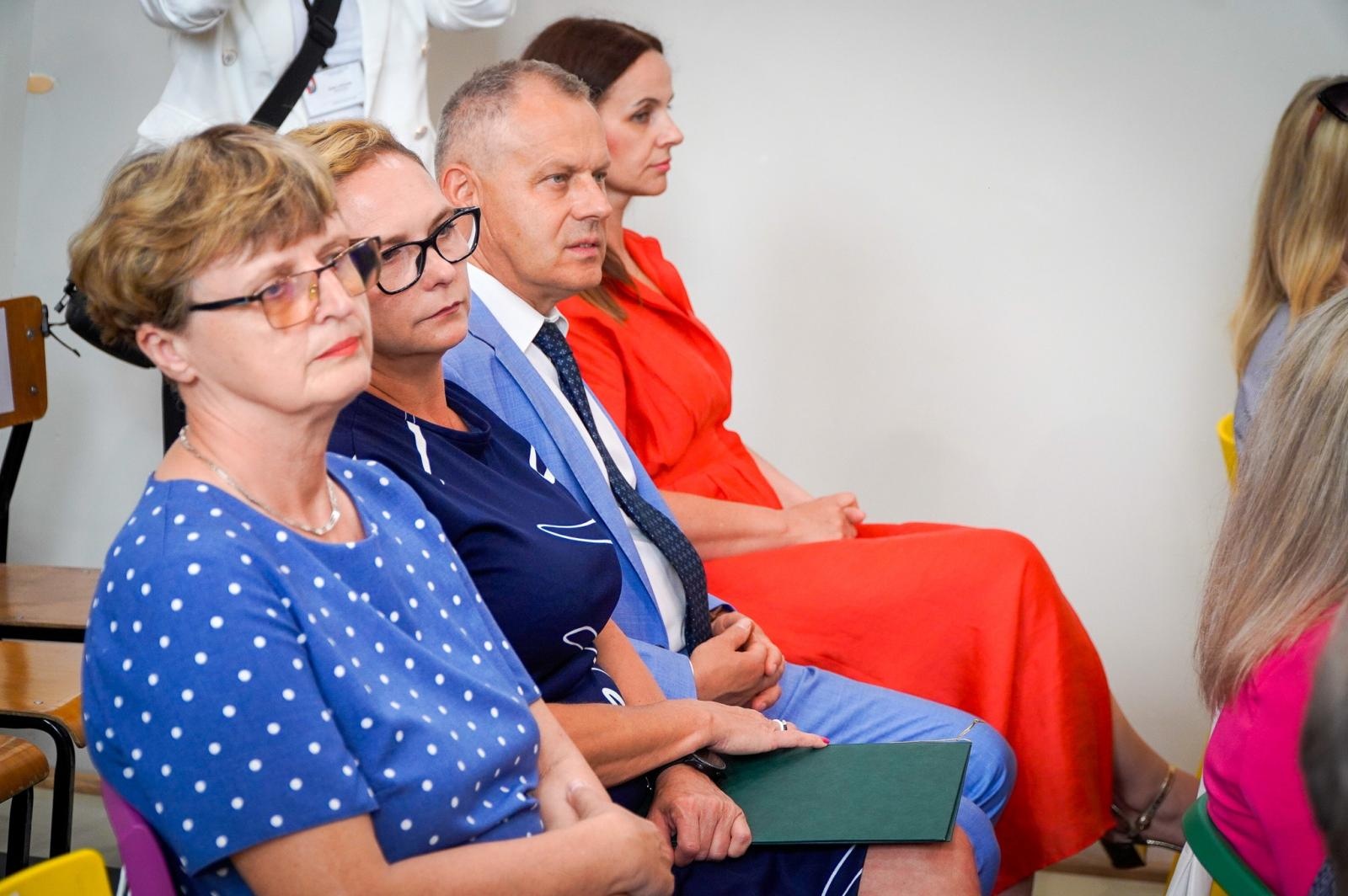 Zdjęcie w galerii na portalu naszraciborz.pl: Dobra szkoła się nie starzeje, tylko dojrzewa. 80-lecie SP 1 na Ostrogu i miejskie zakończenie roku szkolnego wiadomości z regionu