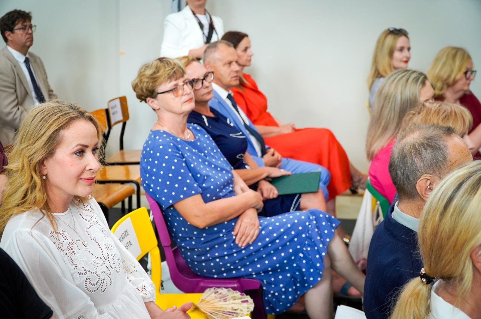 Zdjęcie w galerii na portalu naszraciborz.pl: Dobra szkoła się nie starzeje, tylko dojrzewa. 80-lecie SP 1 na Ostrogu i miejskie zakończenie roku szkolnego wiadomości z regionu