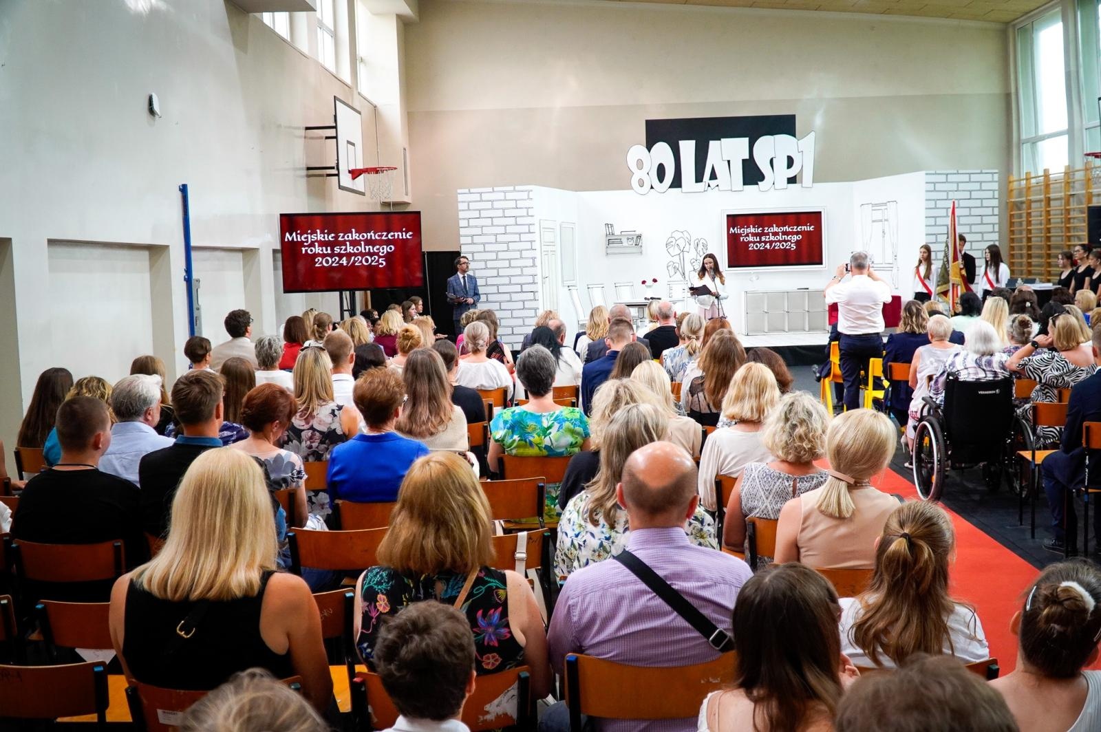 Zdjęcie w galerii na portalu naszraciborz.pl: Dobra szkoła się nie starzeje, tylko dojrzewa. 80-lecie SP 1 na Ostrogu i miejskie zakończenie roku szkolnego wiadomości z regionu