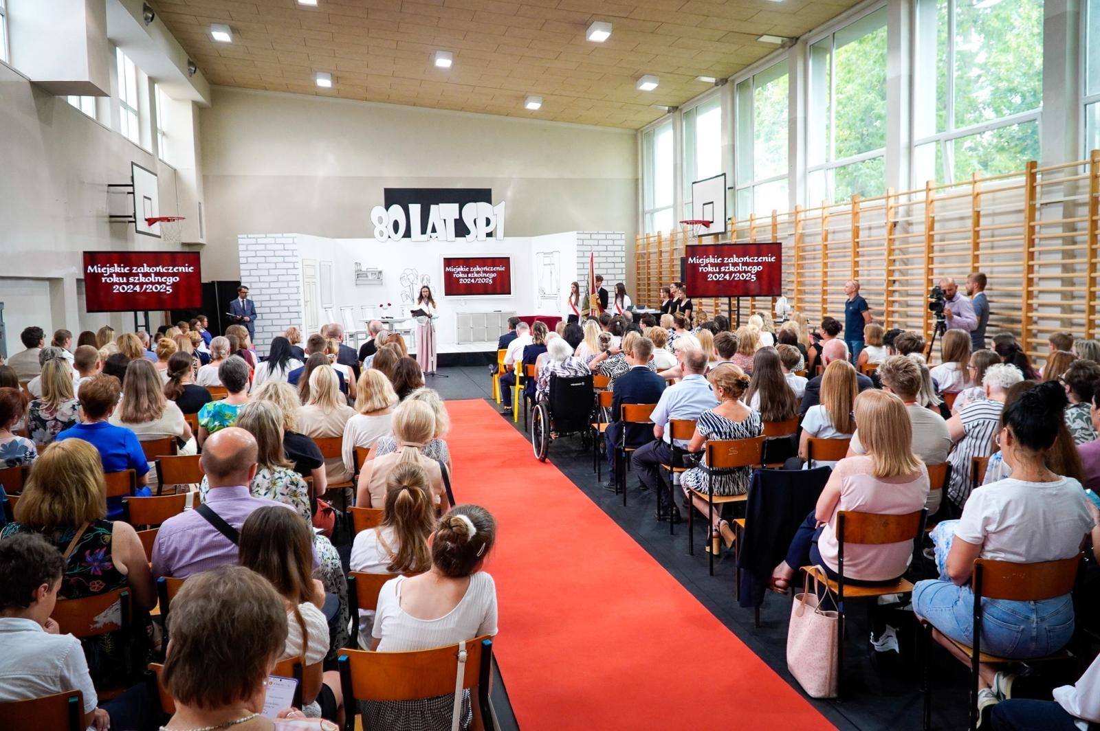 Zdjęcie w galerii na portalu naszraciborz.pl: Dobra szkoła się nie starzeje, tylko dojrzewa. 80-lecie SP 1 na Ostrogu i miejskie zakończenie roku szkolnego wiadomości z regionu