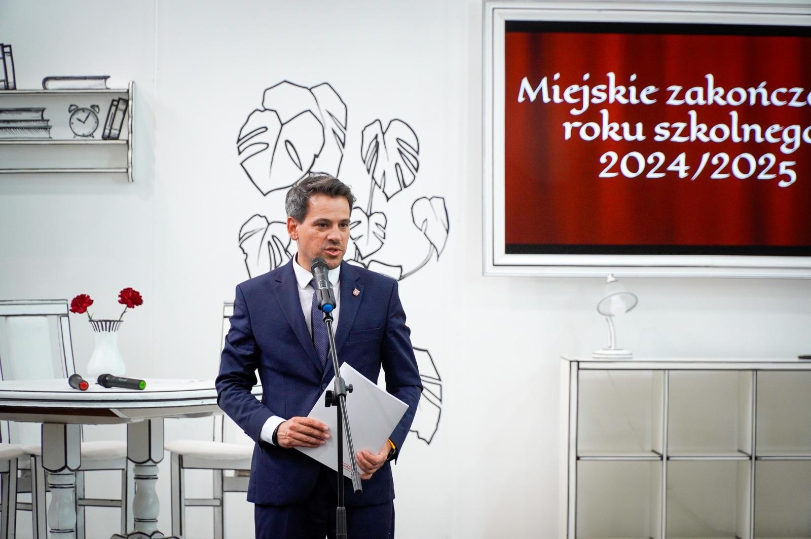 Zdjęcie w galerii na portalu naszraciborz.pl: Dobra szkoła się nie starzeje, tylko dojrzewa. 80-lecie SP 1 na Ostrogu i miejskie zakończenie roku szkolnego wiadomości z regionu