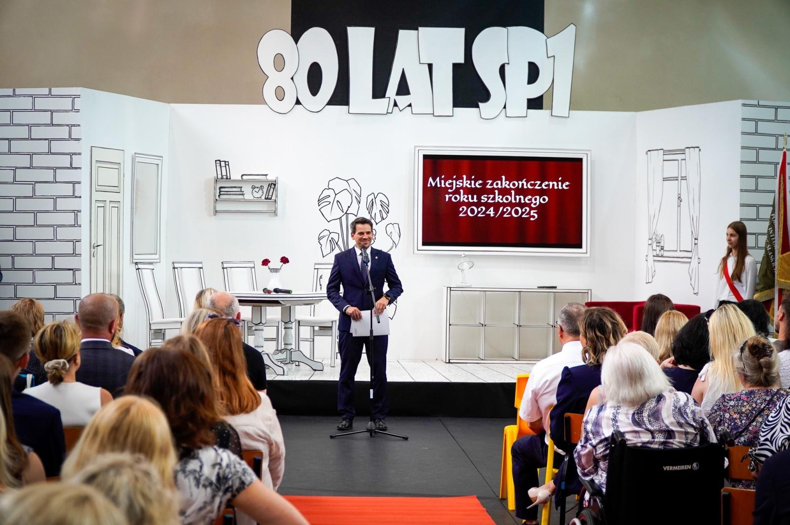 Zdjęcie w galerii na portalu naszraciborz.pl: Dobra szkoła się nie starzeje, tylko dojrzewa. 80-lecie SP 1 na Ostrogu i miejskie zakończenie roku szkolnego wiadomości z regionu