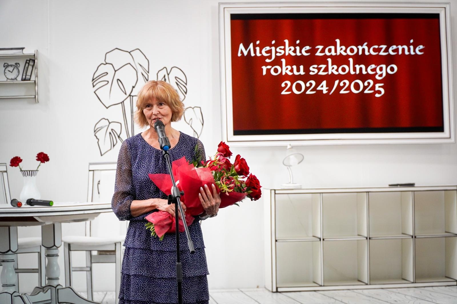 Zdjęcie w galerii na portalu naszraciborz.pl: Dobra szkoła się nie starzeje, tylko dojrzewa. 80-lecie SP 1 na Ostrogu i miejskie zakończenie roku szkolnego wiadomości z regionu