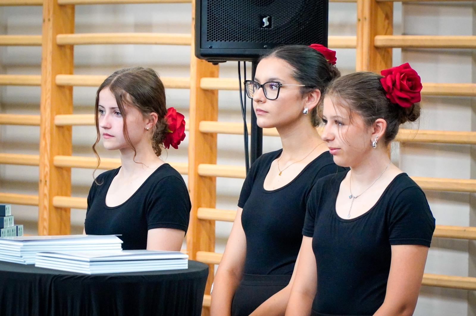 Zdjęcie w galerii na portalu naszraciborz.pl: Dobra szkoła się nie starzeje, tylko dojrzewa. 80-lecie SP 1 na Ostrogu i miejskie zakończenie roku szkolnego wiadomości z regionu