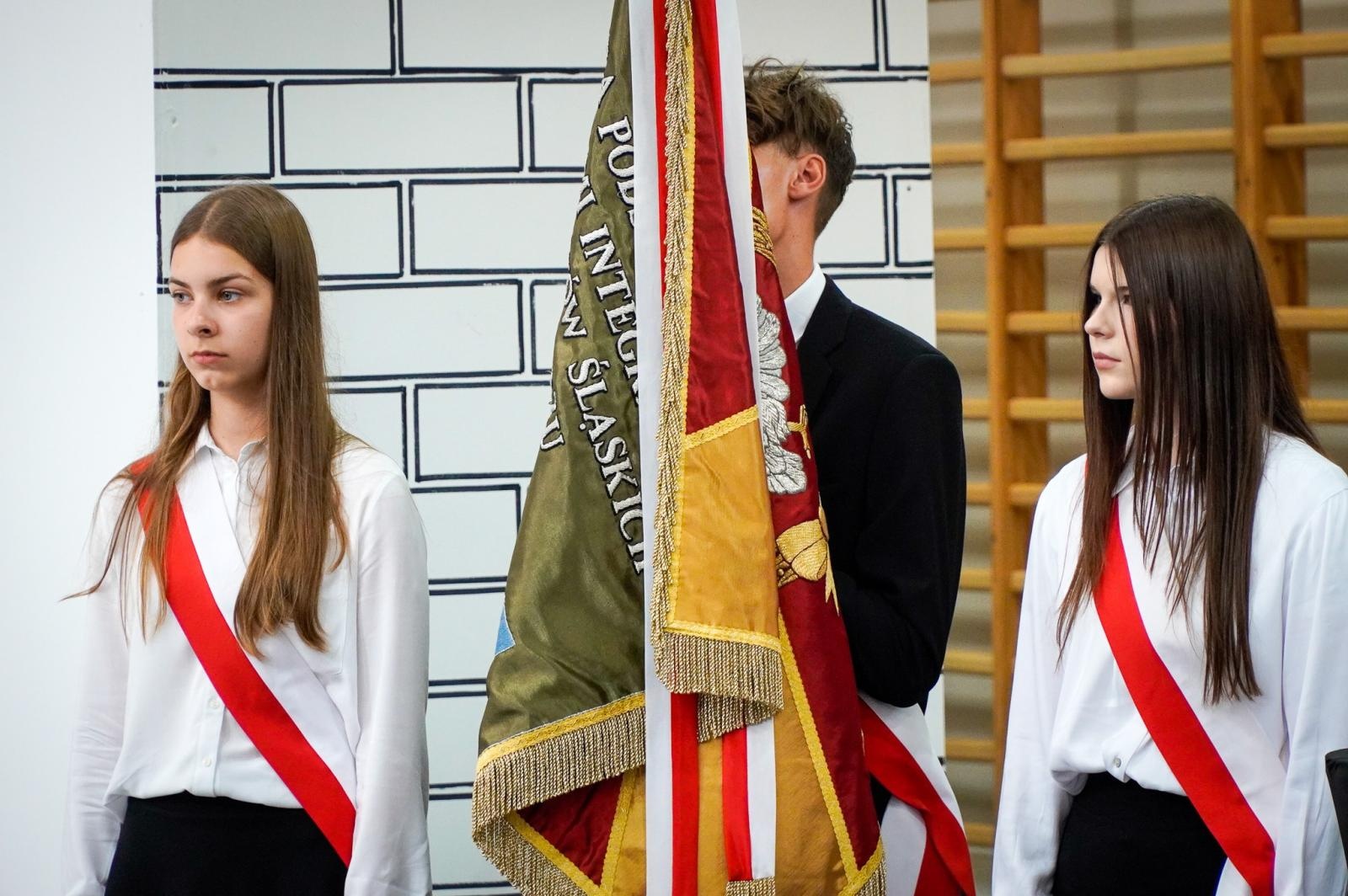 Zdjęcie w galerii na portalu naszraciborz.pl: Dobra szkoła się nie starzeje, tylko dojrzewa. 80-lecie SP 1 na Ostrogu i miejskie zakończenie roku szkolnego wiadomości z regionu