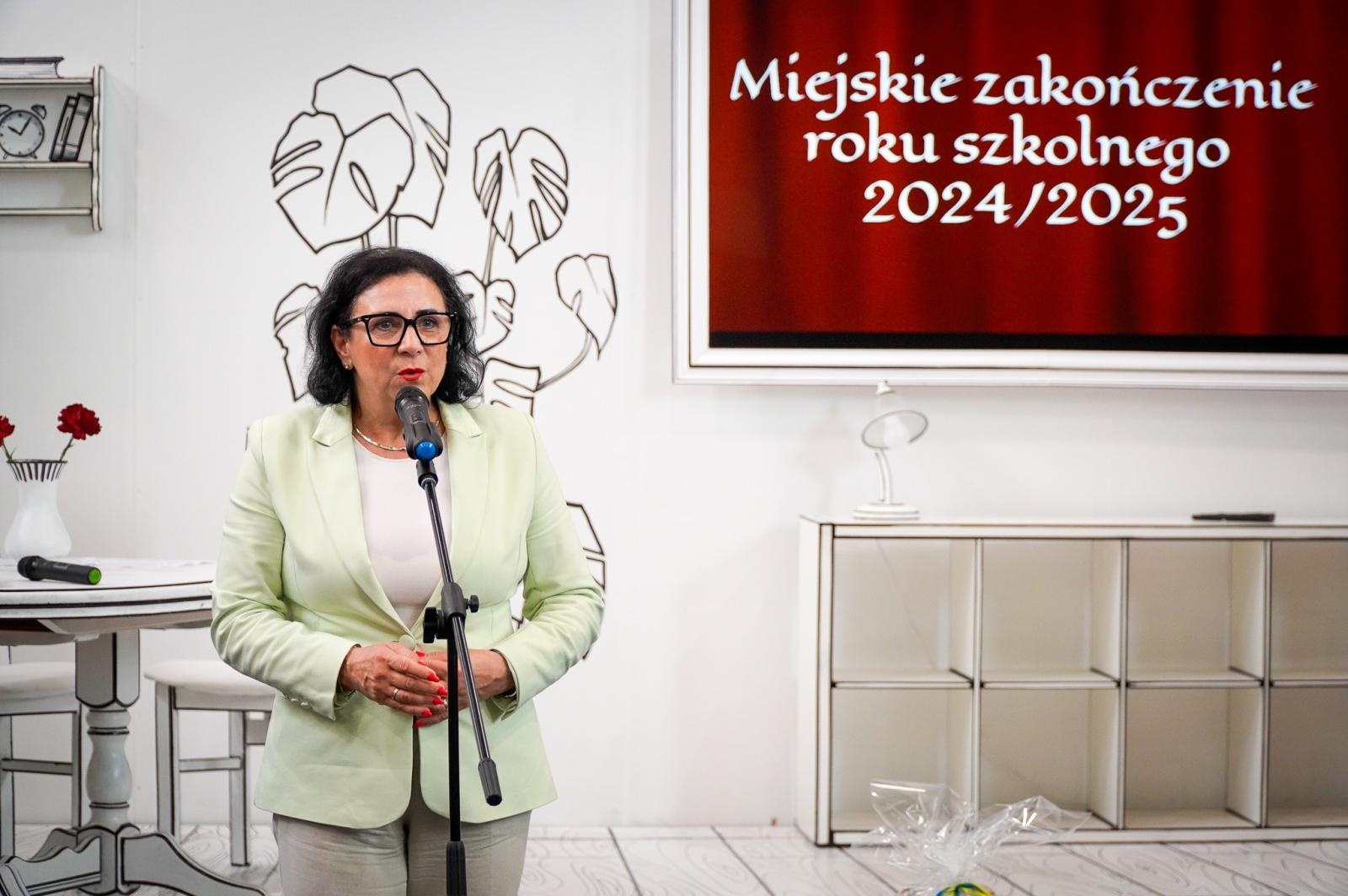 Zdjęcie w galerii na portalu naszraciborz.pl: Dobra szkoła się nie starzeje, tylko dojrzewa. 80-lecie SP 1 na Ostrogu i miejskie zakończenie roku szkolnego wiadomości z regionu