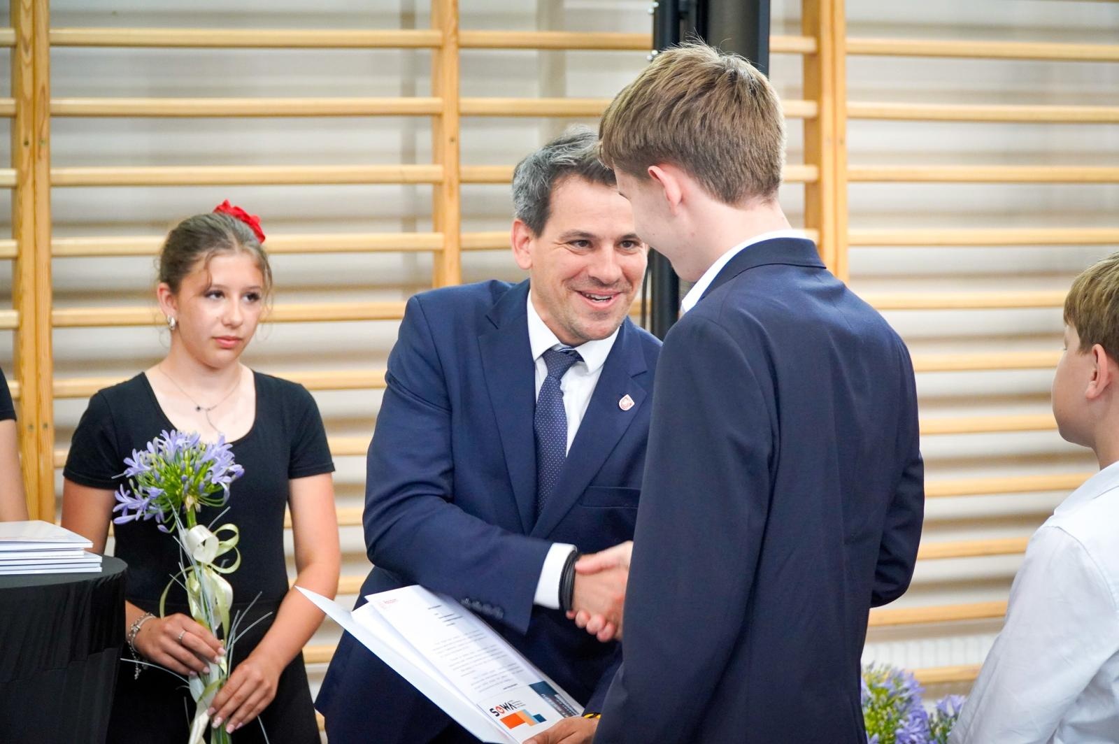 Zdjęcie w galerii na portalu naszraciborz.pl: Dobra szkoła się nie starzeje, tylko dojrzewa. 80-lecie SP 1 na Ostrogu i miejskie zakończenie roku szkolnego wiadomości z regionu