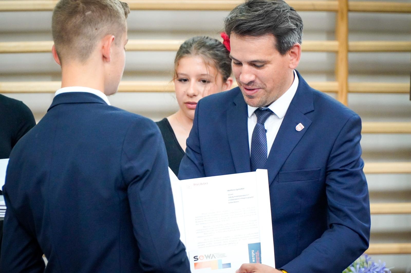 Zdjęcie w galerii na portalu naszraciborz.pl: Dobra szkoła się nie starzeje, tylko dojrzewa. 80-lecie SP 1 na Ostrogu i miejskie zakończenie roku szkolnego wiadomości z regionu