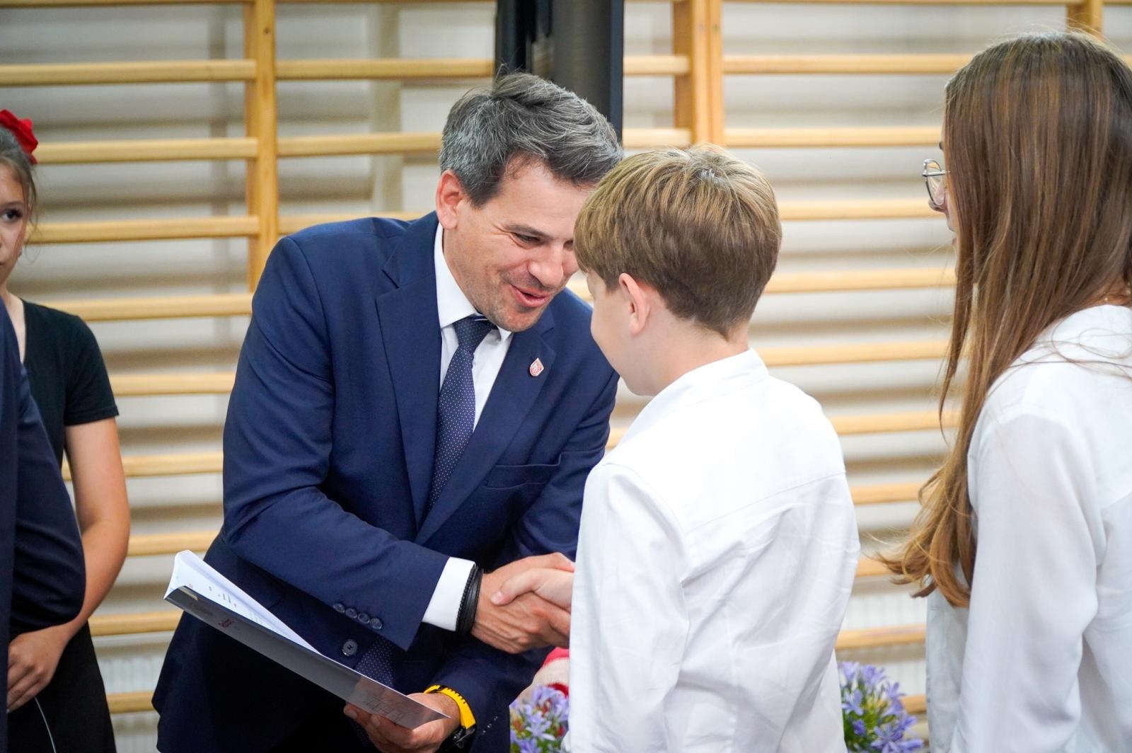 Zdjęcie w galerii na portalu naszraciborz.pl: Dobra szkoła się nie starzeje, tylko dojrzewa. 80-lecie SP 1 na Ostrogu i miejskie zakończenie roku szkolnego wiadomości z regionu