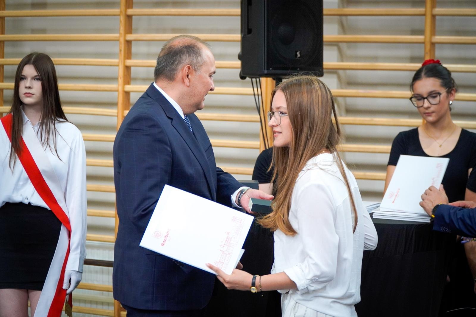 Zdjęcie w galerii na portalu naszraciborz.pl: Dobra szkoła się nie starzeje, tylko dojrzewa. 80-lecie SP 1 na Ostrogu i miejskie zakończenie roku szkolnego wiadomości z regionu