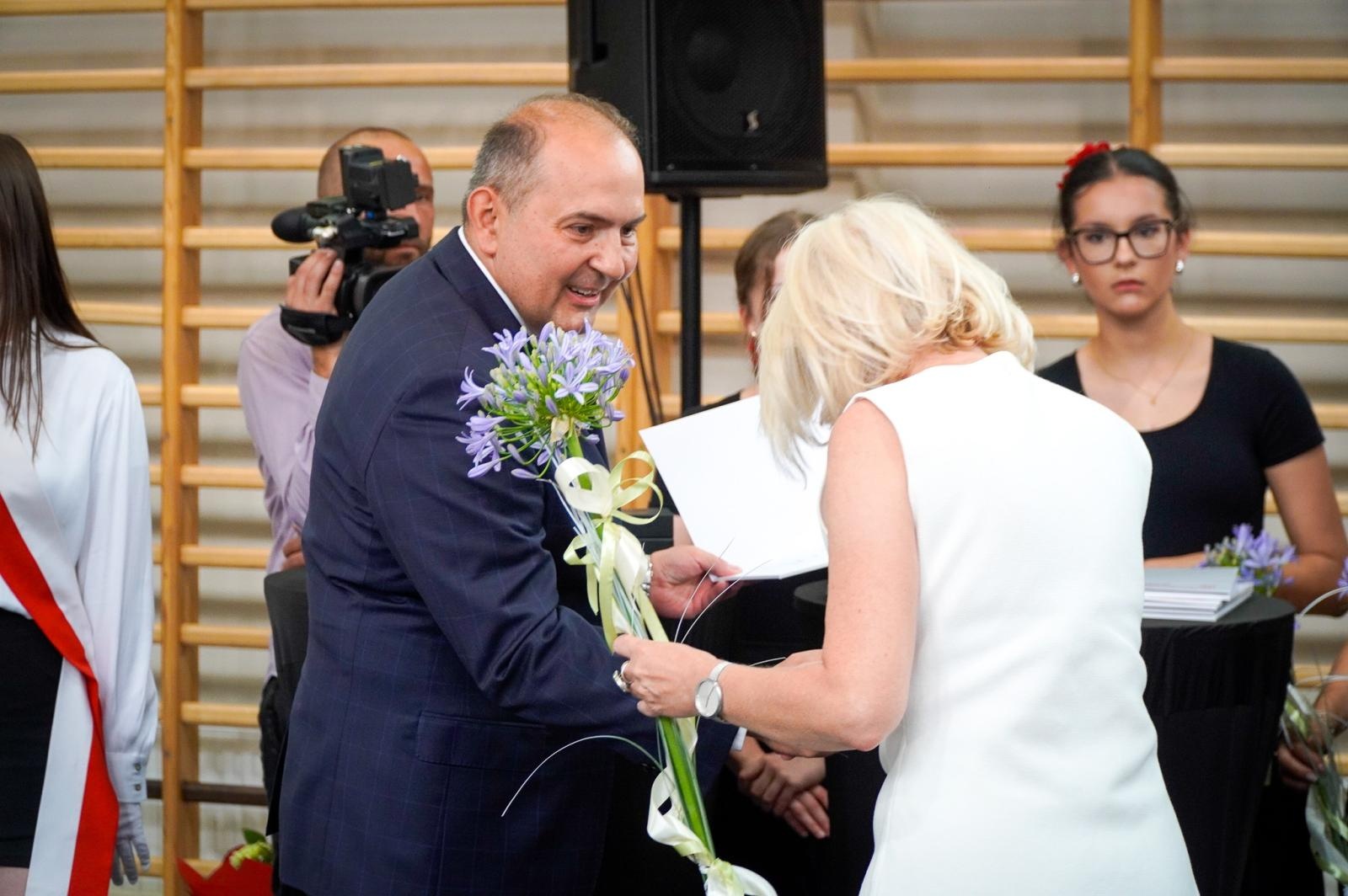 Zdjęcie w galerii na portalu naszraciborz.pl: Dobra szkoła się nie starzeje, tylko dojrzewa. 80-lecie SP 1 na Ostrogu i miejskie zakończenie roku szkolnego wiadomości z regionu