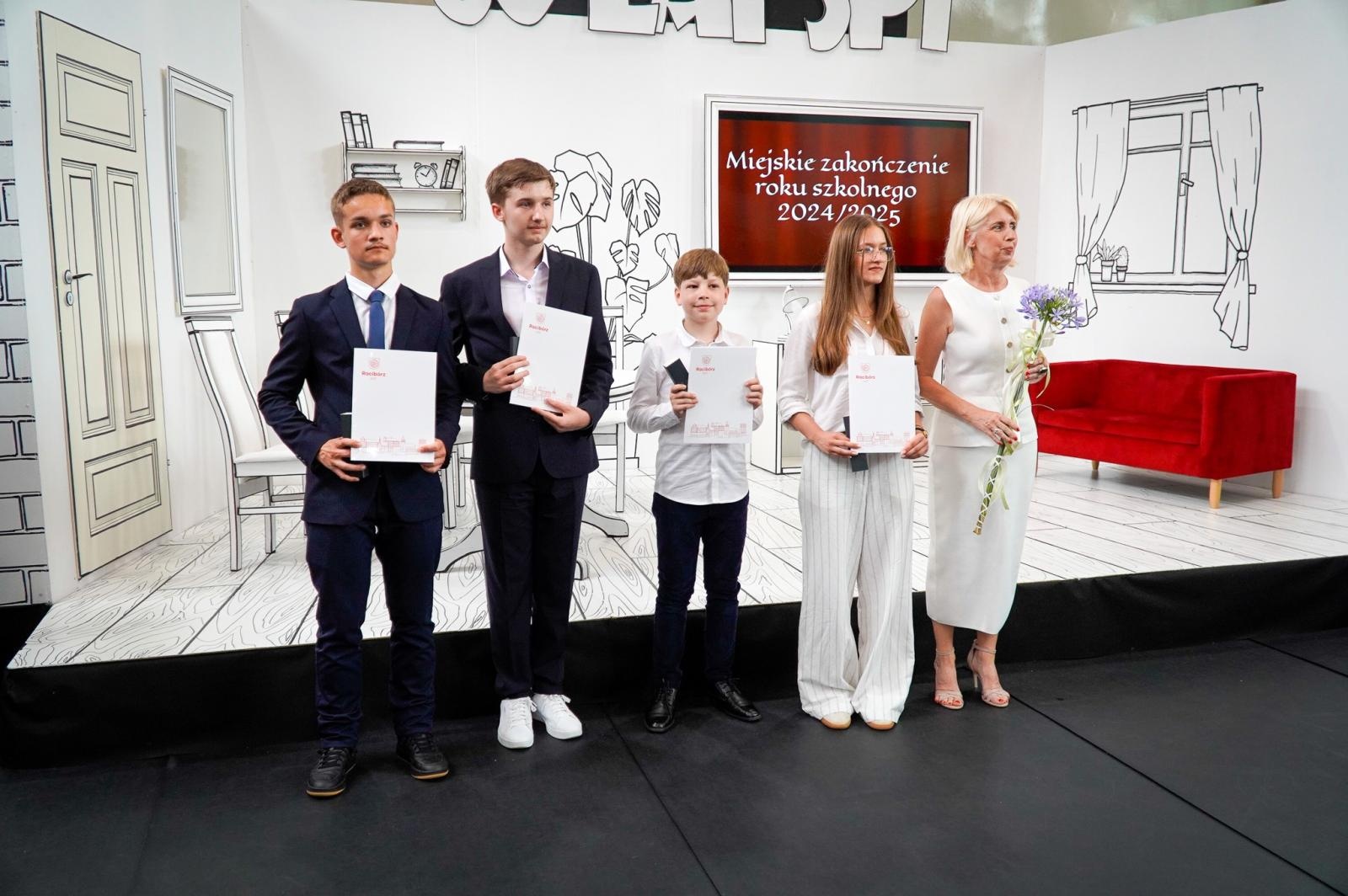 Zdjęcie w galerii na portalu naszraciborz.pl: Dobra szkoła się nie starzeje, tylko dojrzewa. 80-lecie SP 1 na Ostrogu i miejskie zakończenie roku szkolnego wiadomości z regionu