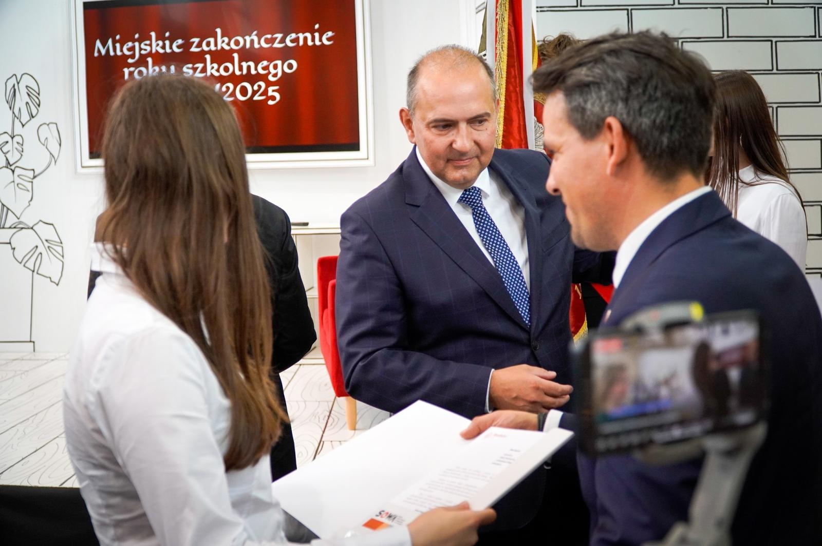 Zdjęcie w galerii na portalu naszraciborz.pl: Dobra szkoła się nie starzeje, tylko dojrzewa. 80-lecie SP 1 na Ostrogu i miejskie zakończenie roku szkolnego wiadomości z regionu