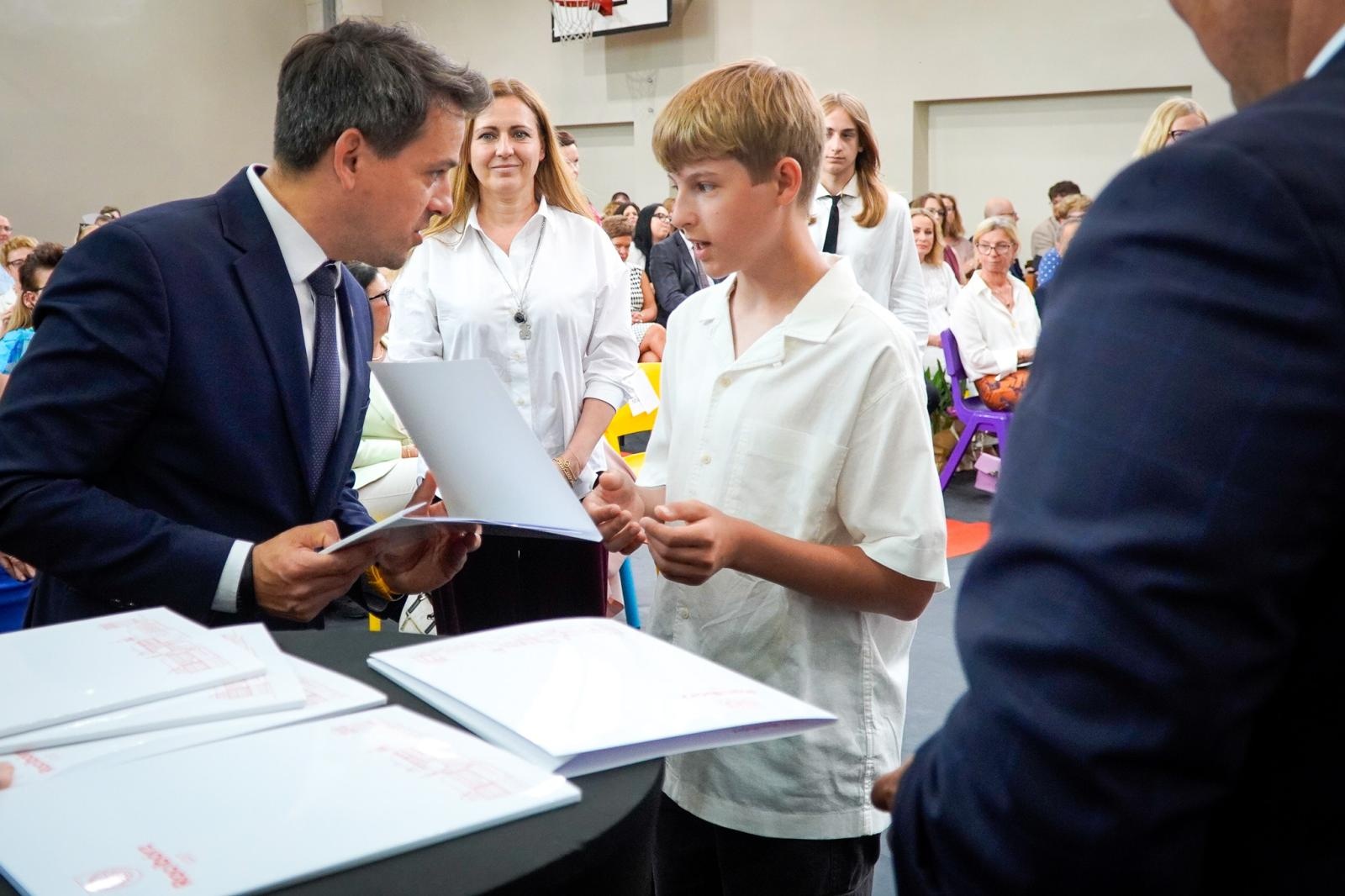 Zdjęcie w galerii na portalu naszraciborz.pl: Dobra szkoła się nie starzeje, tylko dojrzewa. 80-lecie SP 1 na Ostrogu i miejskie zakończenie roku szkolnego wiadomości z regionu