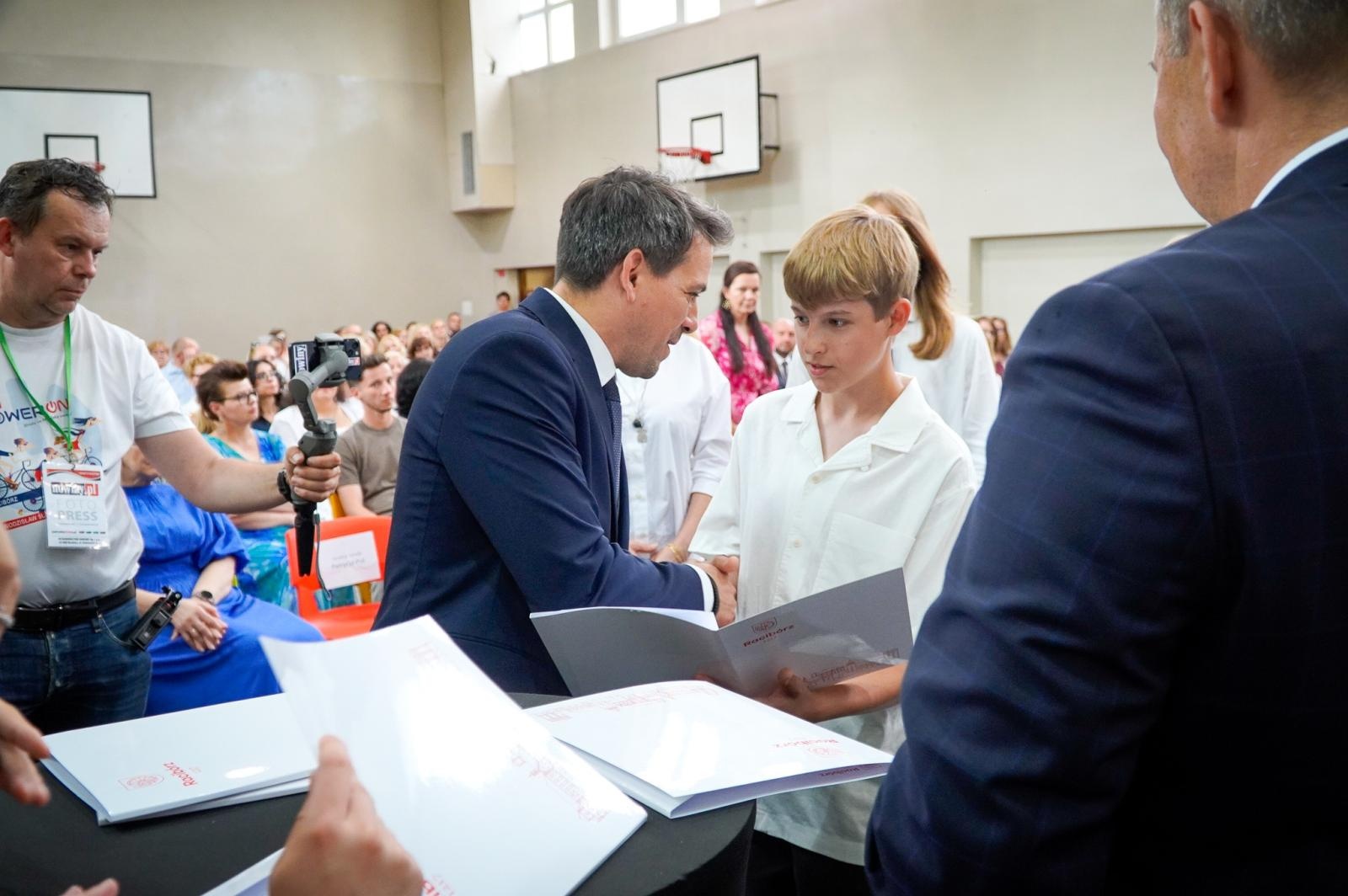 Zdjęcie w galerii na portalu naszraciborz.pl: Dobra szkoła się nie starzeje, tylko dojrzewa. 80-lecie SP 1 na Ostrogu i miejskie zakończenie roku szkolnego wiadomości z regionu