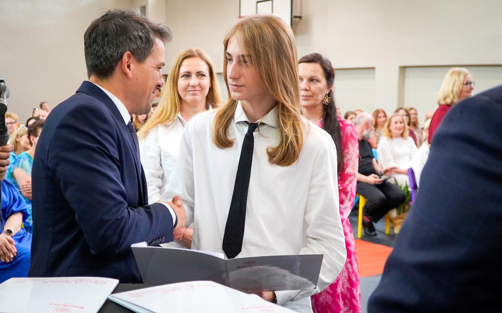 Zdjęcie w galerii na portalu naszraciborz.pl: Dobra szkoła się nie starzeje, tylko dojrzewa. 80-lecie SP 1 na Ostrogu i miejskie zakończenie roku szkolnego wiadomości z regionu