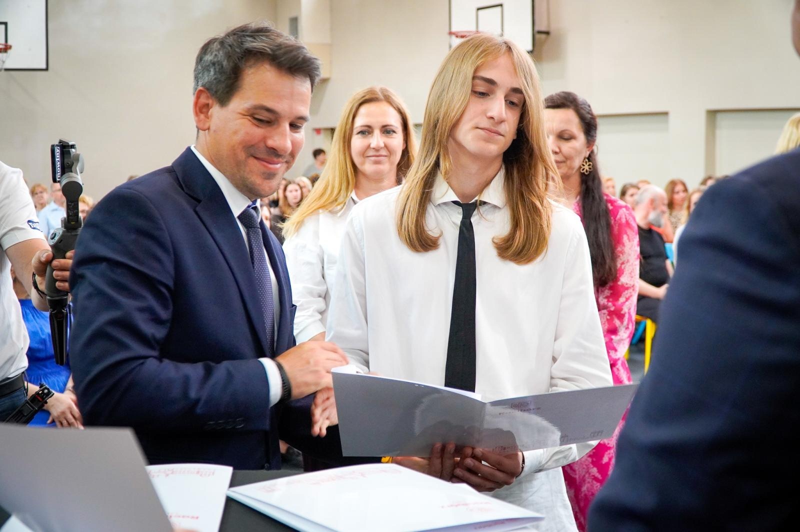 Zdjęcie w galerii na portalu naszraciborz.pl: Dobra szkoła się nie starzeje, tylko dojrzewa. 80-lecie SP 1 na Ostrogu i miejskie zakończenie roku szkolnego wiadomości z regionu