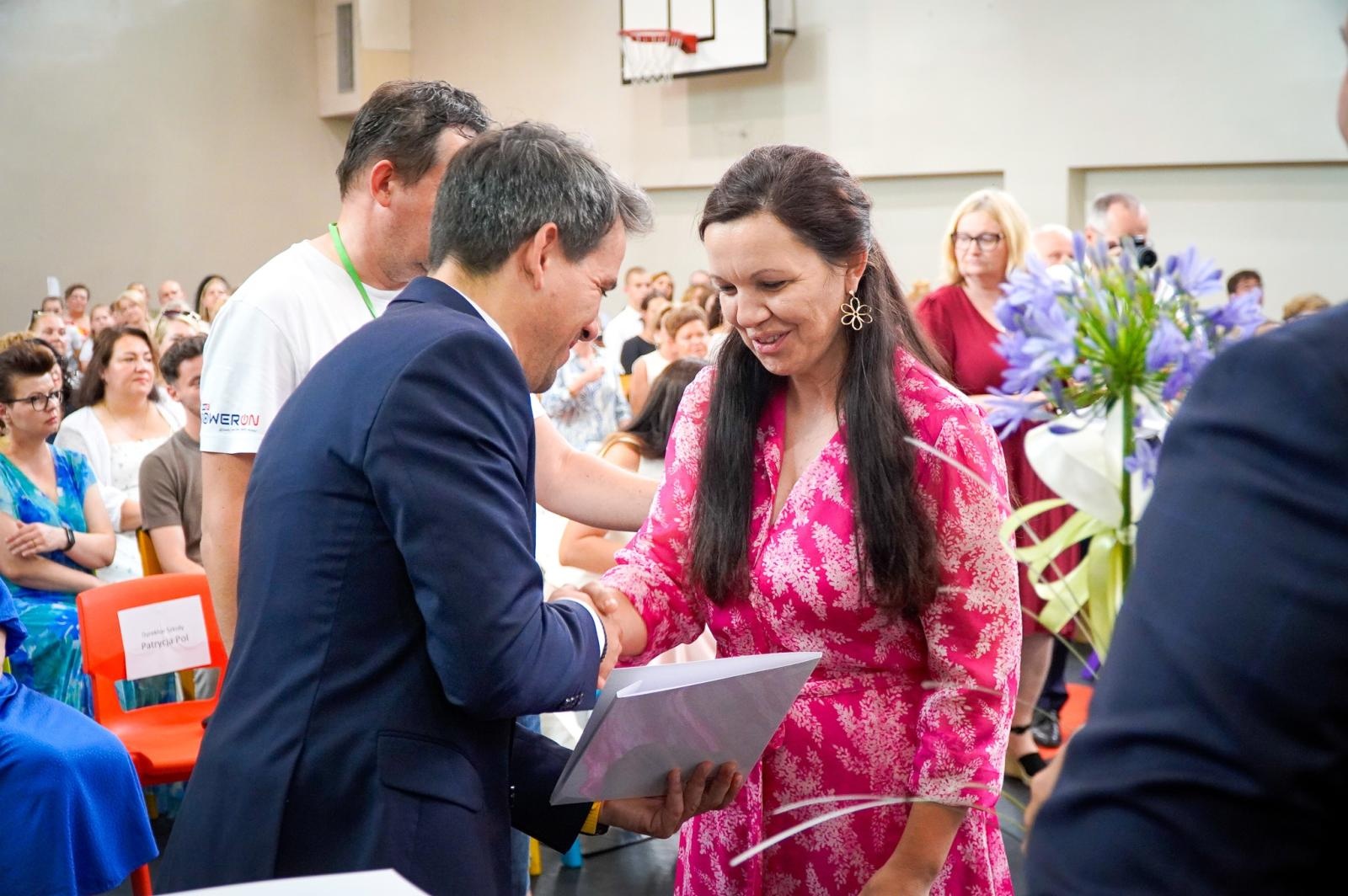 Zdjęcie w galerii na portalu naszraciborz.pl: Dobra szkoła się nie starzeje, tylko dojrzewa. 80-lecie SP 1 na Ostrogu i miejskie zakończenie roku szkolnego wiadomości z regionu