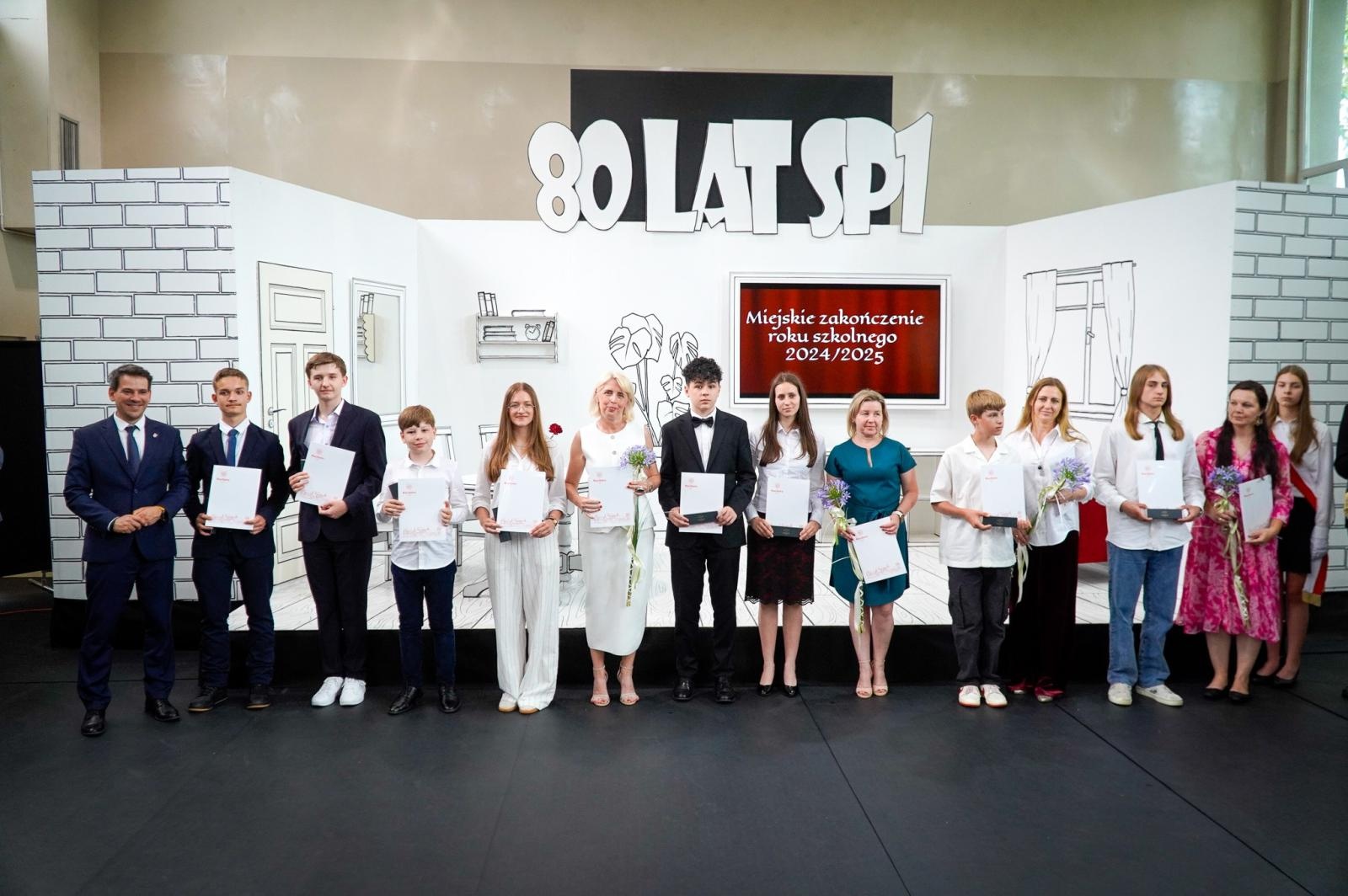 Zdjęcie w galerii na portalu naszraciborz.pl: Dobra szkoła się nie starzeje, tylko dojrzewa. 80-lecie SP 1 na Ostrogu i miejskie zakończenie roku szkolnego wiadomości z regionu