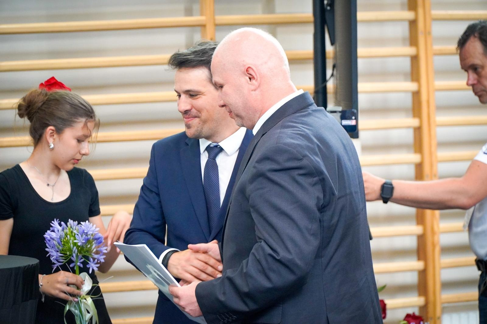 Zdjęcie w galerii na portalu naszraciborz.pl: Dobra szkoła się nie starzeje, tylko dojrzewa. 80-lecie SP 1 na Ostrogu i miejskie zakończenie roku szkolnego wiadomości z regionu