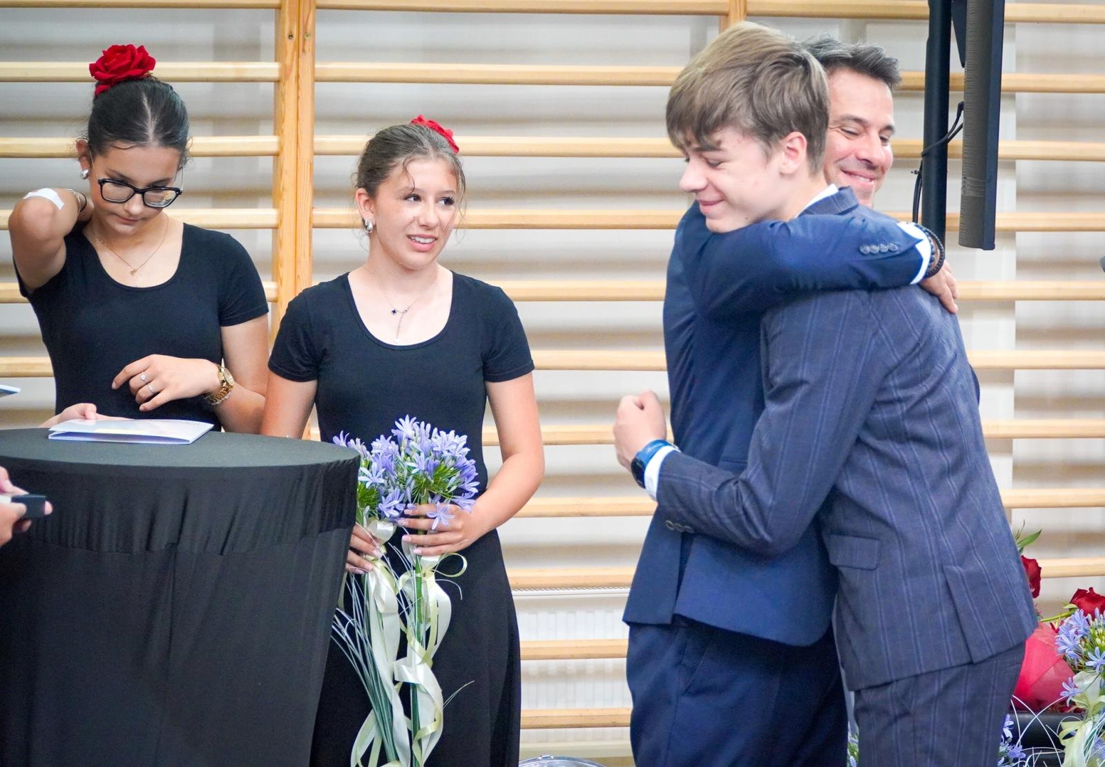 Zdjęcie w galerii na portalu naszraciborz.pl: Dobra szkoła się nie starzeje, tylko dojrzewa. 80-lecie SP 1 na Ostrogu i miejskie zakończenie roku szkolnego wiadomości z regionu