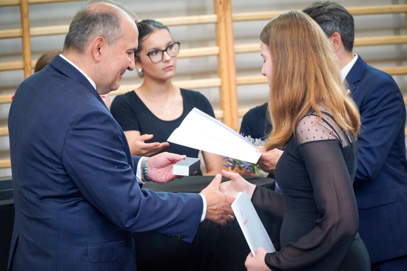 Zdjęcie w galerii na portalu naszraciborz.pl: Dobra szkoła się nie starzeje, tylko dojrzewa. 80-lecie SP 1 na Ostrogu i miejskie zakończenie roku szkolnego wiadomości z regionu