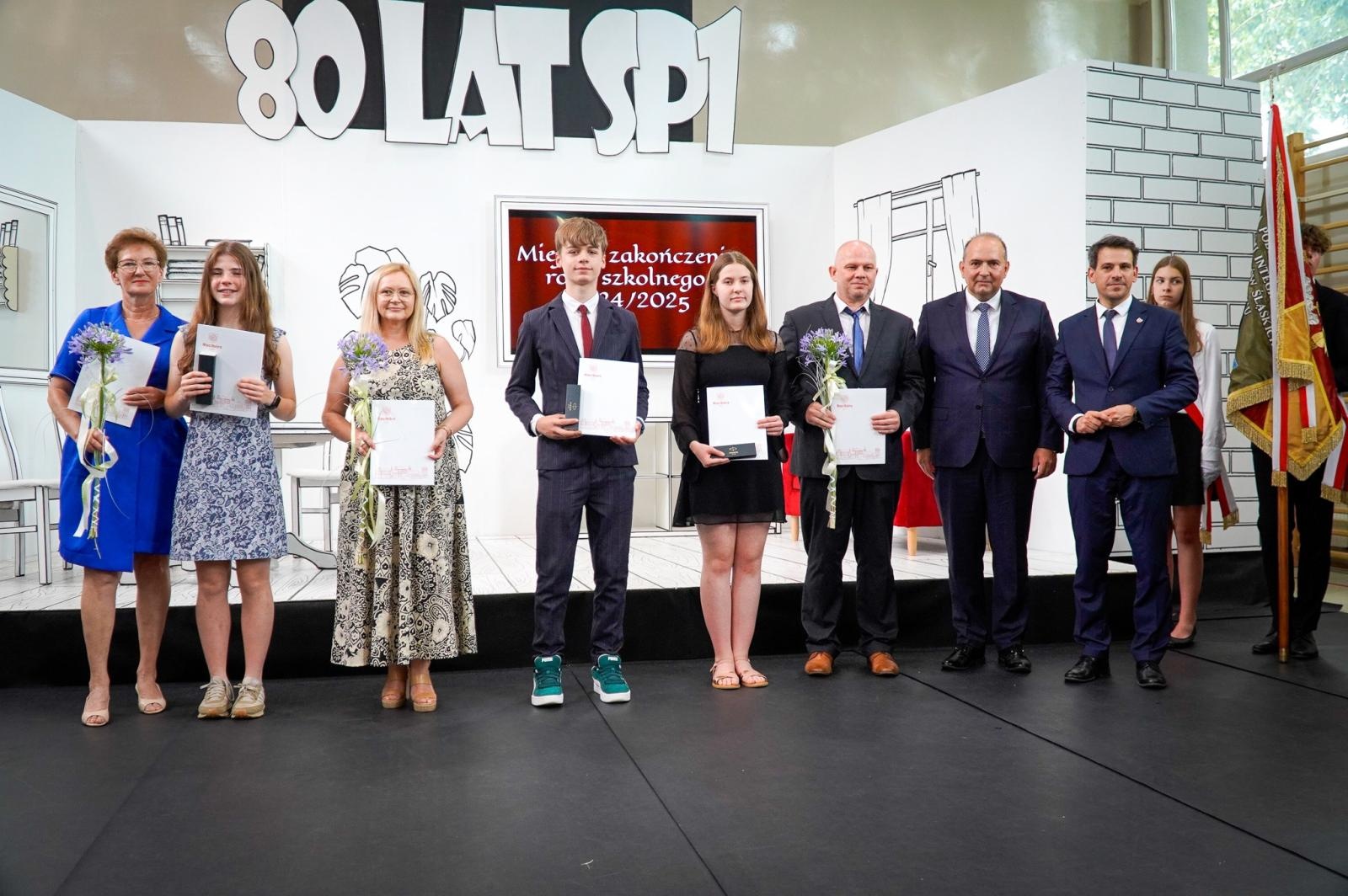 Zdjęcie w galerii na portalu naszraciborz.pl: Dobra szkoła się nie starzeje, tylko dojrzewa. 80-lecie SP 1 na Ostrogu i miejskie zakończenie roku szkolnego wiadomości z regionu