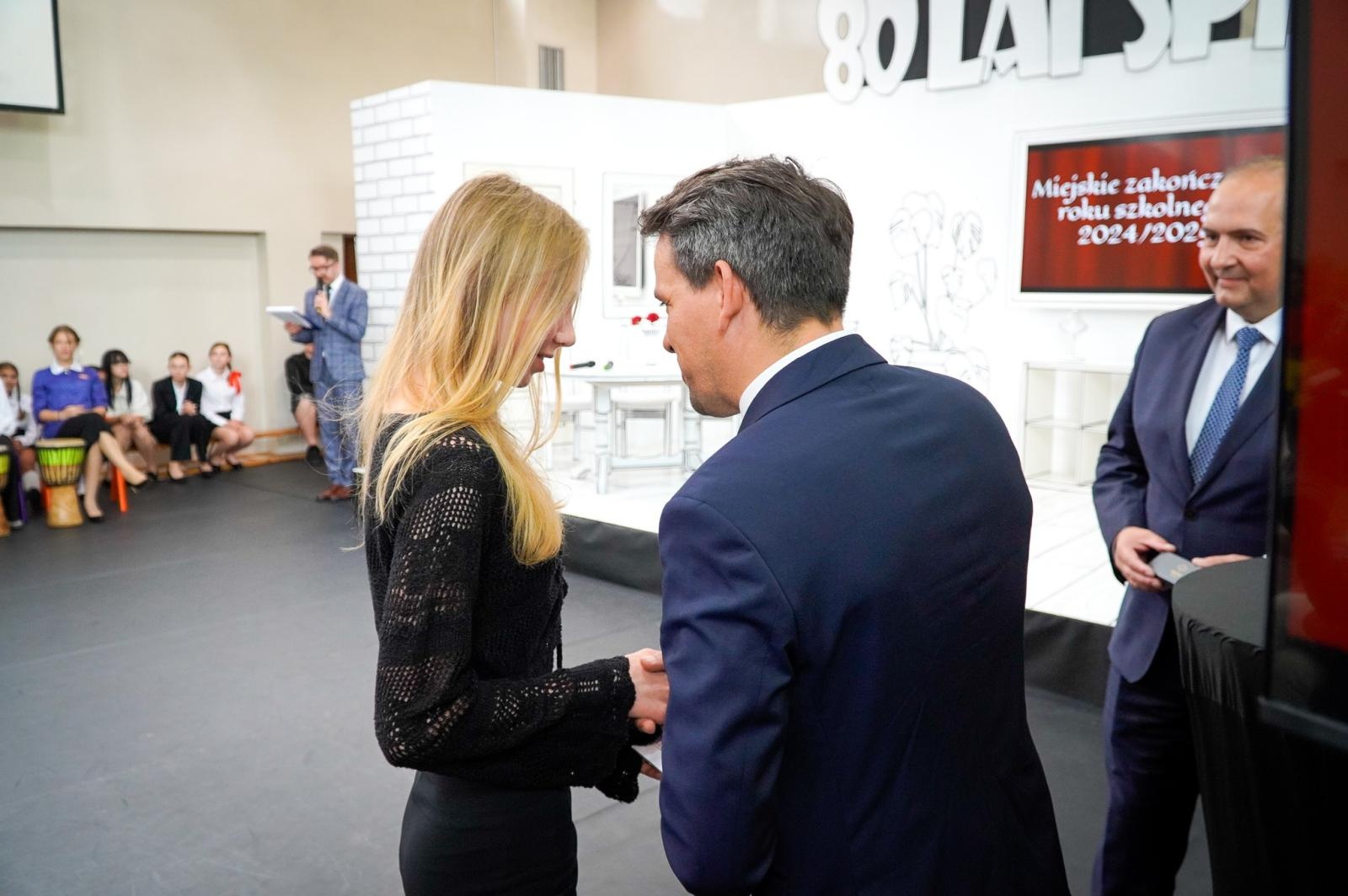 Zdjęcie w galerii na portalu naszraciborz.pl: Dobra szkoła się nie starzeje, tylko dojrzewa. 80-lecie SP 1 na Ostrogu i miejskie zakończenie roku szkolnego wiadomości z regionu