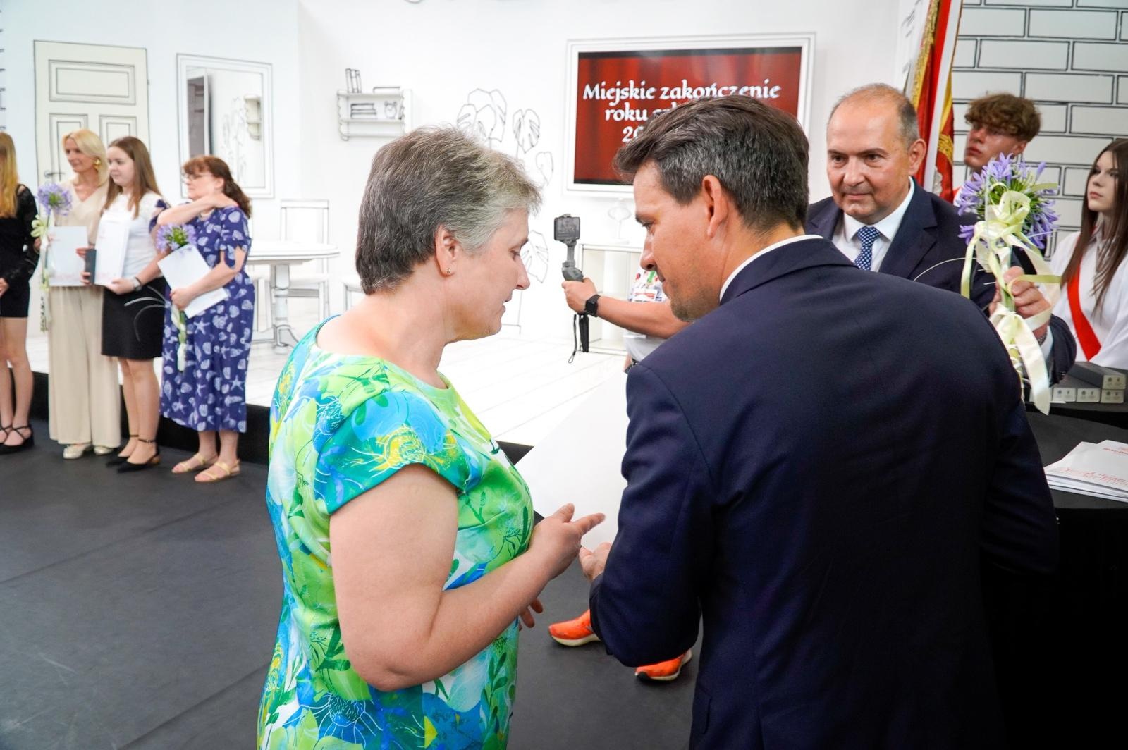 Zdjęcie w galerii na portalu naszraciborz.pl: Dobra szkoła się nie starzeje, tylko dojrzewa. 80-lecie SP 1 na Ostrogu i miejskie zakończenie roku szkolnego wiadomości z regionu