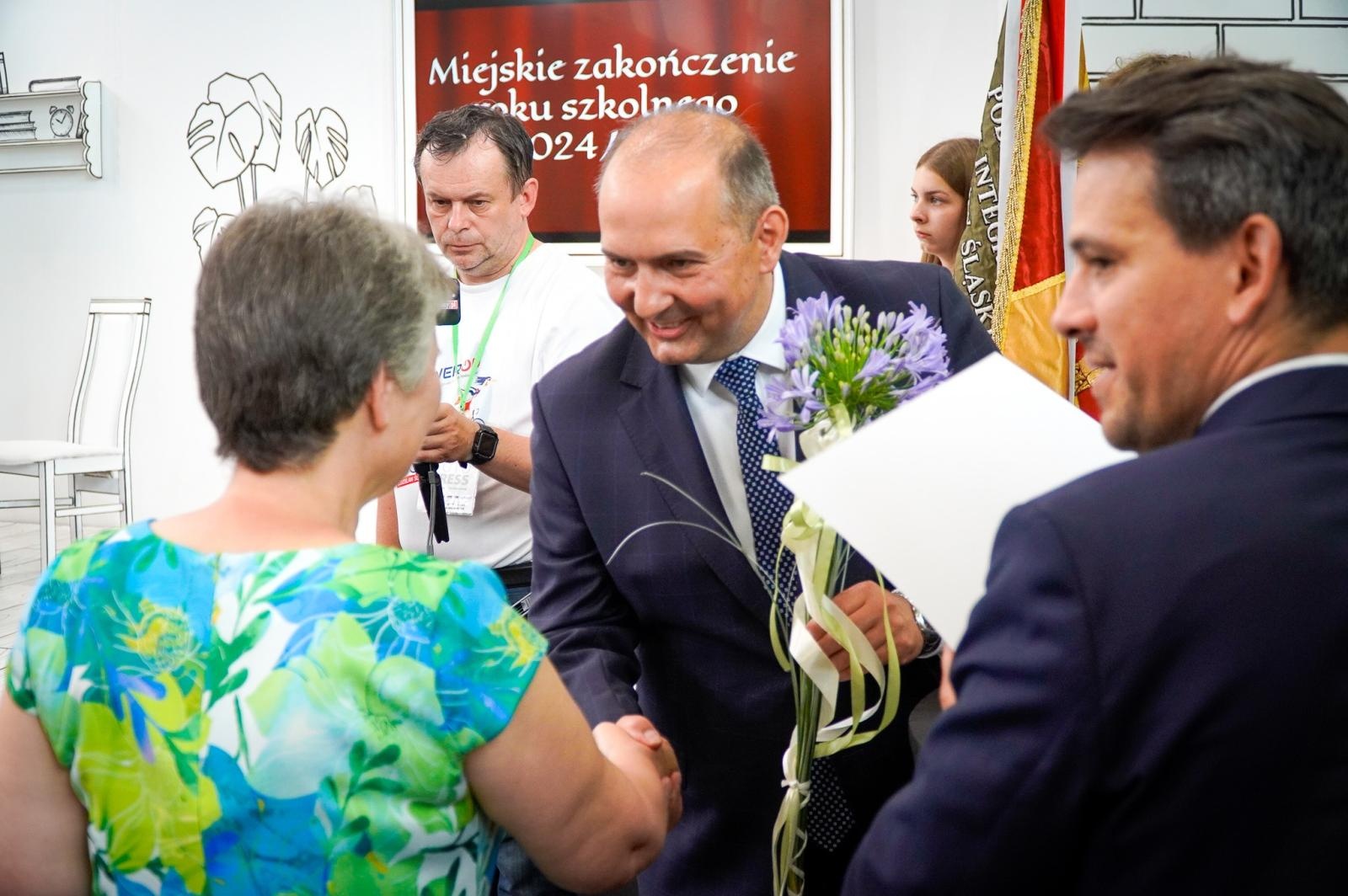 Zdjęcie w galerii na portalu naszraciborz.pl: Dobra szkoła się nie starzeje, tylko dojrzewa. 80-lecie SP 1 na Ostrogu i miejskie zakończenie roku szkolnego wiadomości z regionu