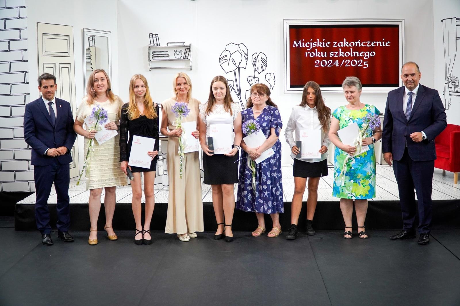 Zdjęcie w galerii na portalu naszraciborz.pl: Dobra szkoła się nie starzeje, tylko dojrzewa. 80-lecie SP 1 na Ostrogu i miejskie zakończenie roku szkolnego wiadomości z regionu