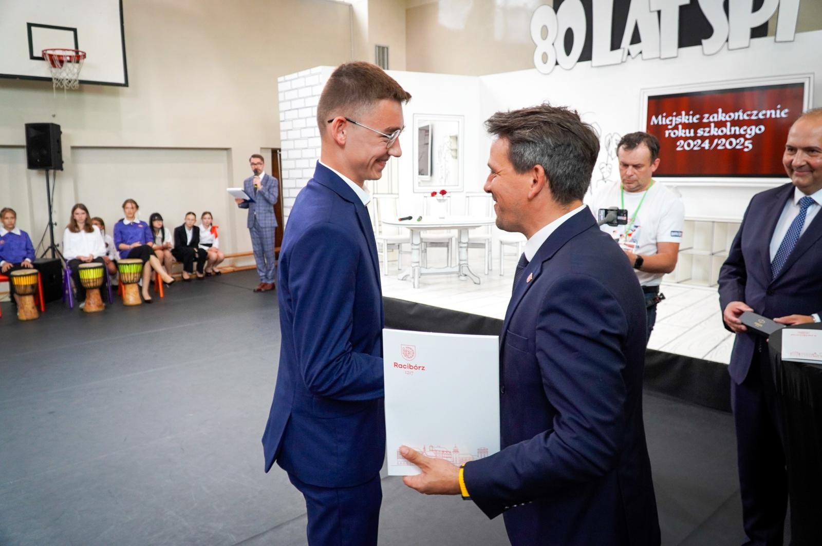 Zdjęcie w galerii na portalu naszraciborz.pl: Dobra szkoła się nie starzeje, tylko dojrzewa. 80-lecie SP 1 na Ostrogu i miejskie zakończenie roku szkolnego wiadomości z regionu