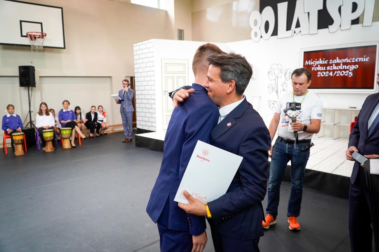 Zdjęcie w galerii na portalu naszraciborz.pl: Dobra szkoła się nie starzeje, tylko dojrzewa. 80-lecie SP 1 na Ostrogu i miejskie zakończenie roku szkolnego wiadomości z regionu