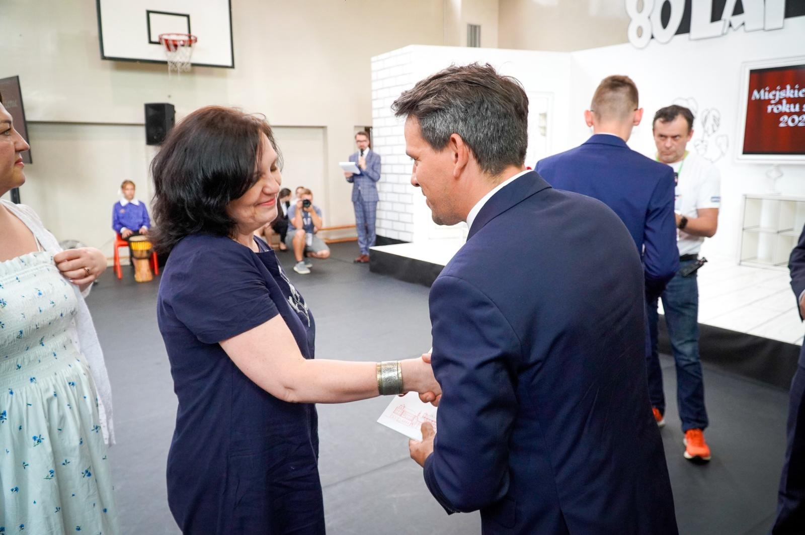 Zdjęcie w galerii na portalu naszraciborz.pl: Dobra szkoła się nie starzeje, tylko dojrzewa. 80-lecie SP 1 na Ostrogu i miejskie zakończenie roku szkolnego wiadomości z regionu