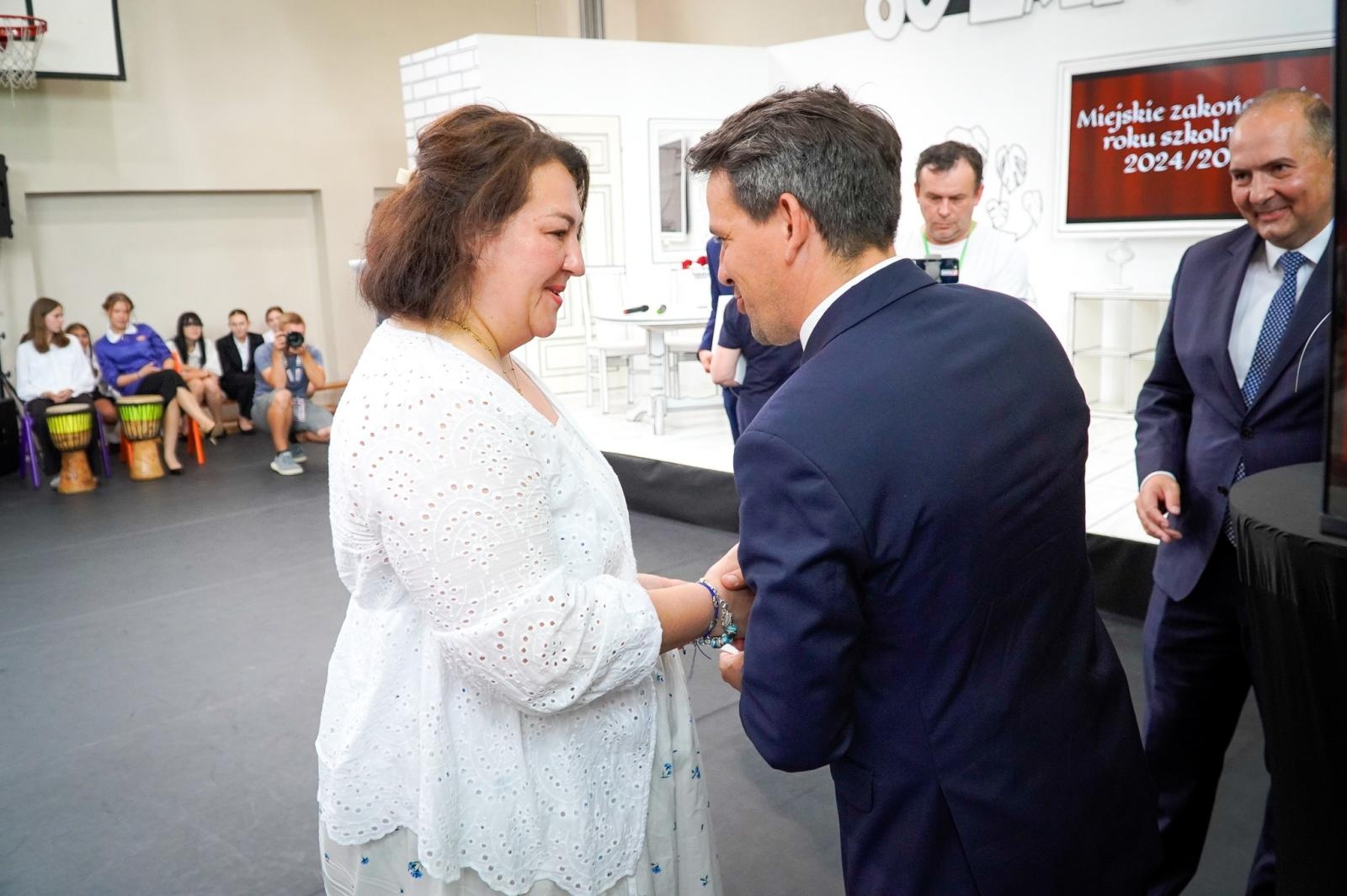 Zdjęcie w galerii na portalu naszraciborz.pl: Dobra szkoła się nie starzeje, tylko dojrzewa. 80-lecie SP 1 na Ostrogu i miejskie zakończenie roku szkolnego wiadomości z regionu