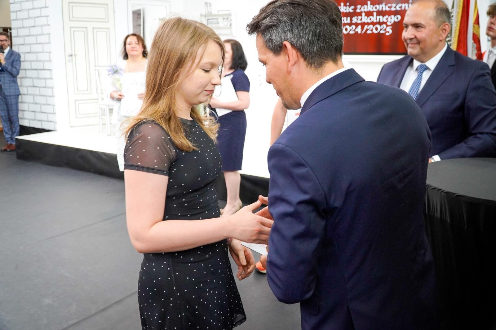 Zdjęcie w galerii na portalu naszraciborz.pl: Dobra szkoła się nie starzeje, tylko dojrzewa. 80-lecie SP 1 na Ostrogu i miejskie zakończenie roku szkolnego wiadomości z regionu