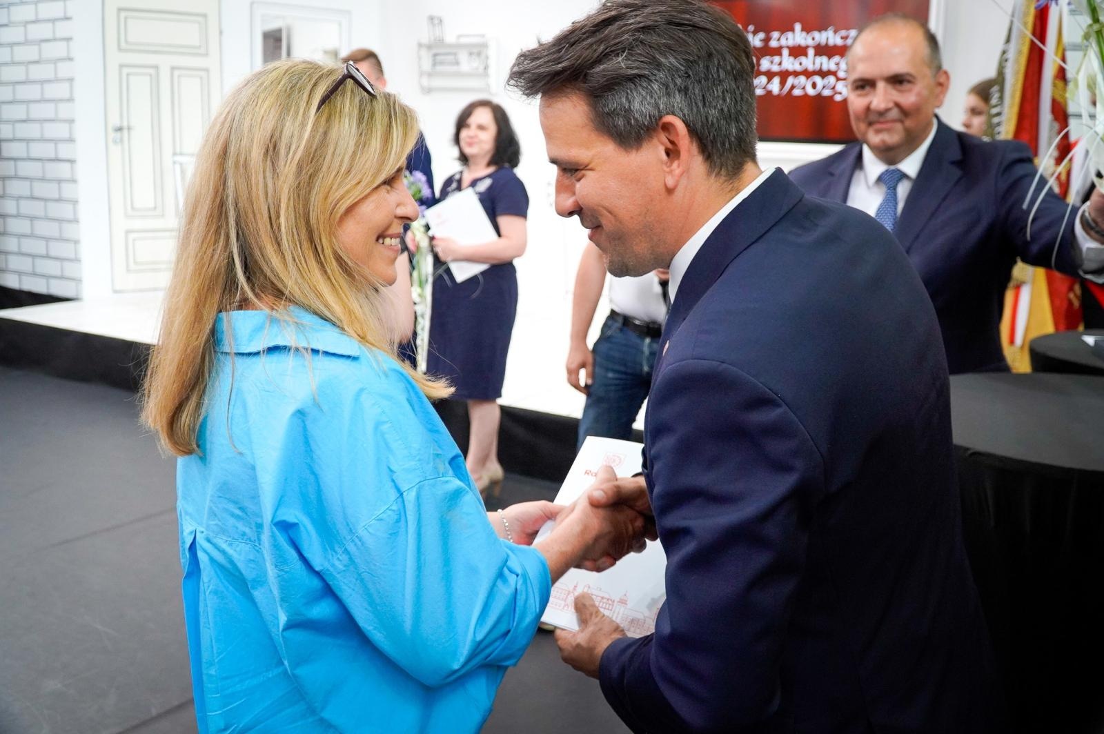 Zdjęcie w galerii na portalu naszraciborz.pl: Dobra szkoła się nie starzeje, tylko dojrzewa. 80-lecie SP 1 na Ostrogu i miejskie zakończenie roku szkolnego wiadomości z regionu