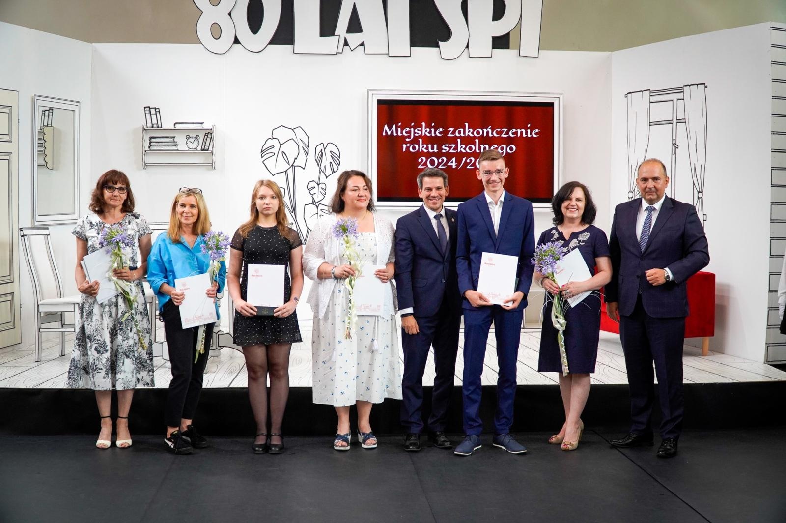 Zdjęcie w galerii na portalu naszraciborz.pl: Dobra szkoła się nie starzeje, tylko dojrzewa. 80-lecie SP 1 na Ostrogu i miejskie zakończenie roku szkolnego wiadomości z regionu