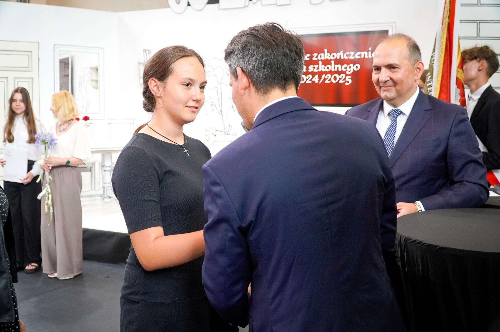 Zdjęcie w galerii na portalu naszraciborz.pl: Dobra szkoła się nie starzeje, tylko dojrzewa. 80-lecie SP 1 na Ostrogu i miejskie zakończenie roku szkolnego wiadomości z regionu