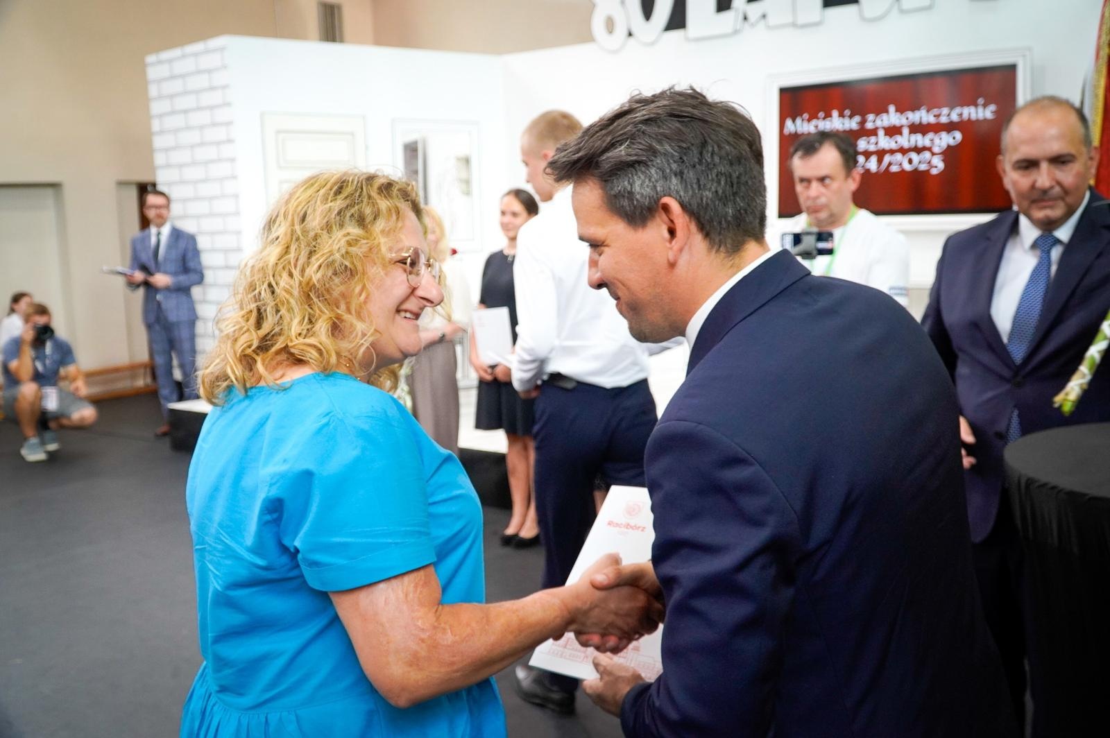 Zdjęcie w galerii na portalu naszraciborz.pl: Dobra szkoła się nie starzeje, tylko dojrzewa. 80-lecie SP 1 na Ostrogu i miejskie zakończenie roku szkolnego wiadomości z regionu
