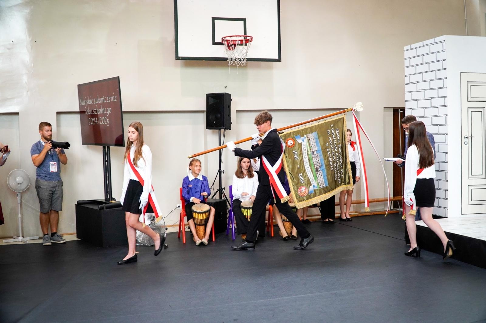 Zdjęcie w galerii na portalu naszraciborz.pl: Dobra szkoła się nie starzeje, tylko dojrzewa. 80-lecie SP 1 na Ostrogu i miejskie zakończenie roku szkolnego wiadomości z regionu