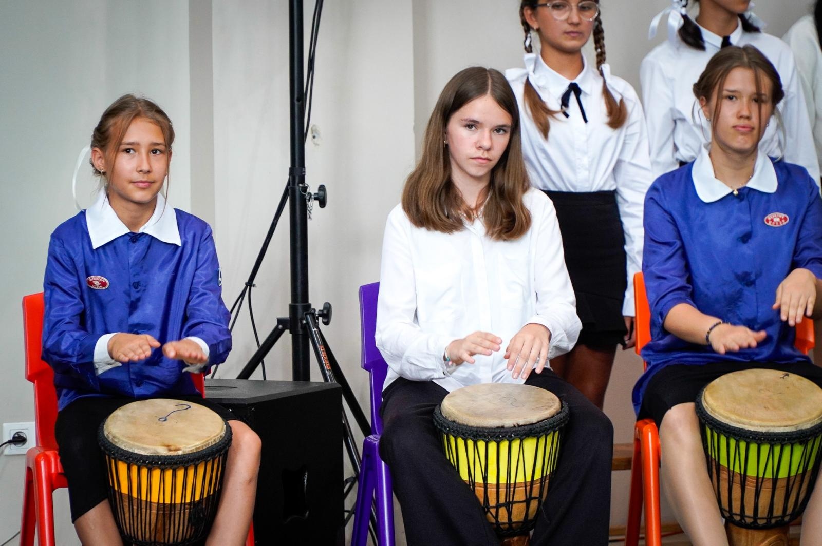 Zdjęcie w galerii na portalu naszraciborz.pl: Dobra szkoła się nie starzeje, tylko dojrzewa. 80-lecie SP 1 na Ostrogu i miejskie zakończenie roku szkolnego wiadomości z regionu