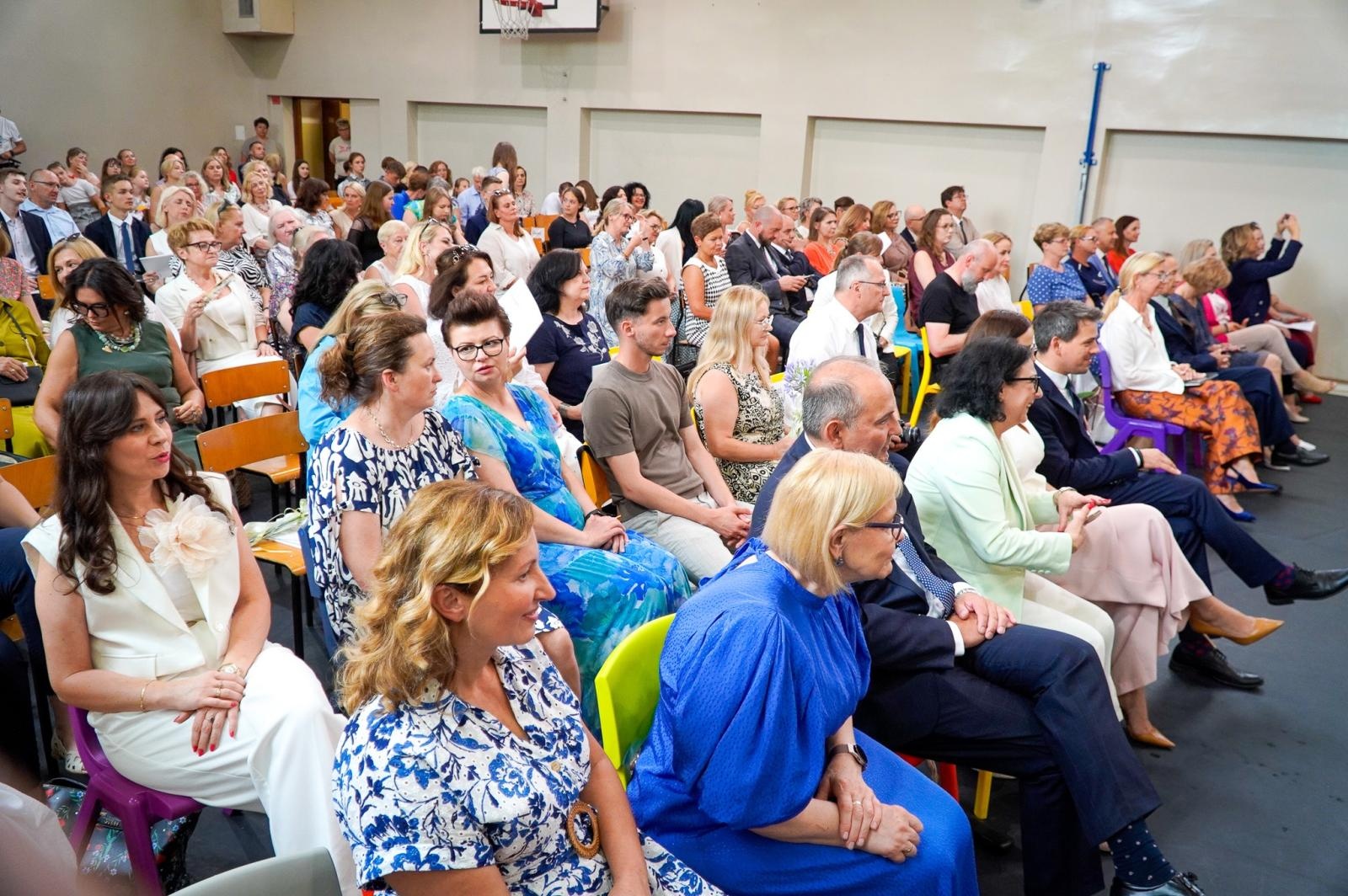 Zdjęcie w galerii na portalu naszraciborz.pl: Dobra szkoła się nie starzeje, tylko dojrzewa. 80-lecie SP 1 na Ostrogu i miejskie zakończenie roku szkolnego wiadomości z regionu