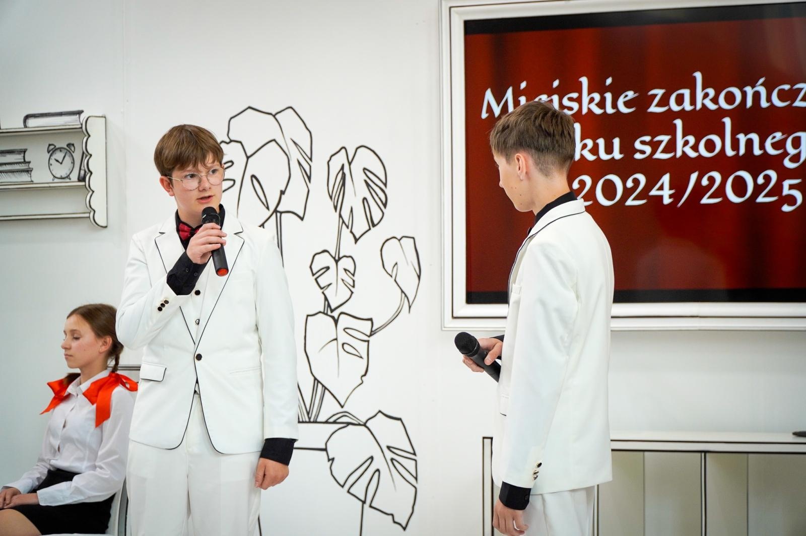 Zdjęcie w galerii na portalu naszraciborz.pl: Dobra szkoła się nie starzeje, tylko dojrzewa. 80-lecie SP 1 na Ostrogu i miejskie zakończenie roku szkolnego wiadomości z regionu