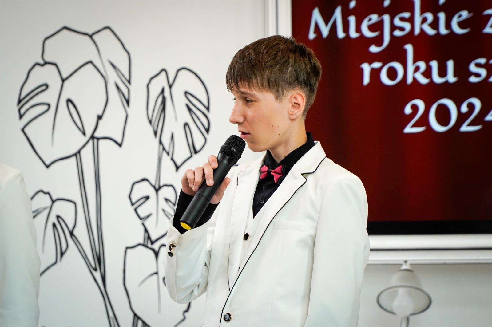 Zdjęcie w galerii na portalu naszraciborz.pl: Dobra szkoła się nie starzeje, tylko dojrzewa. 80-lecie SP 1 na Ostrogu i miejskie zakończenie roku szkolnego wiadomości z regionu