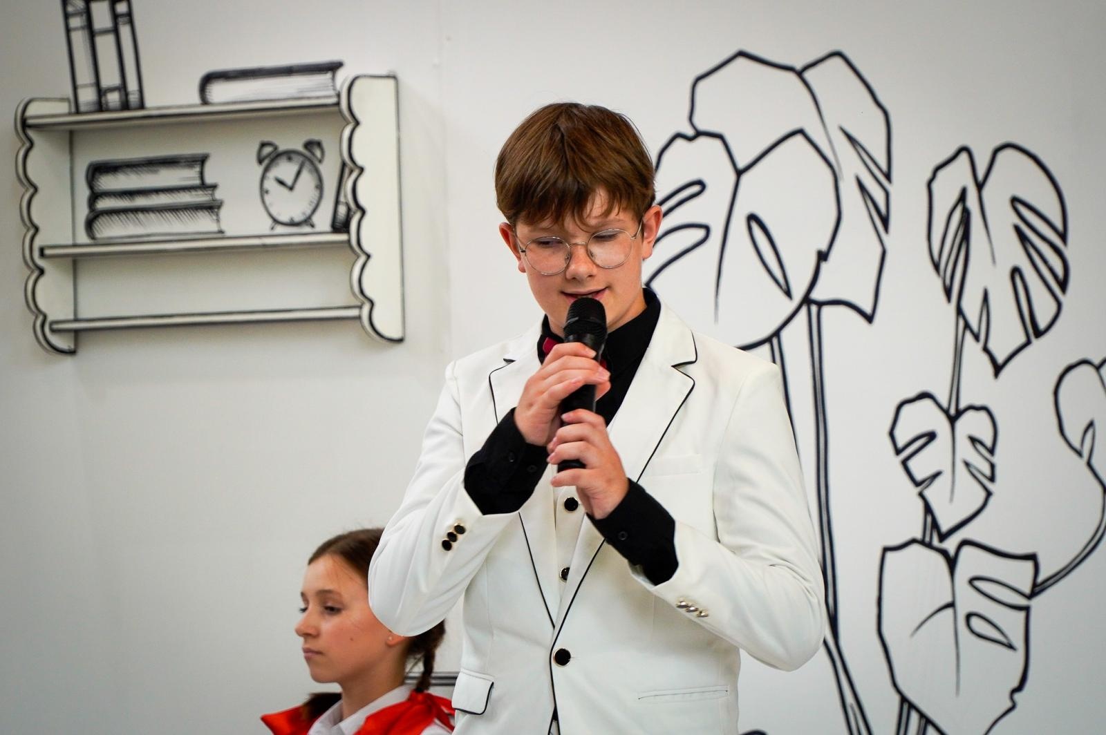 Zdjęcie w galerii na portalu naszraciborz.pl: Dobra szkoła się nie starzeje, tylko dojrzewa. 80-lecie SP 1 na Ostrogu i miejskie zakończenie roku szkolnego wiadomości z regionu